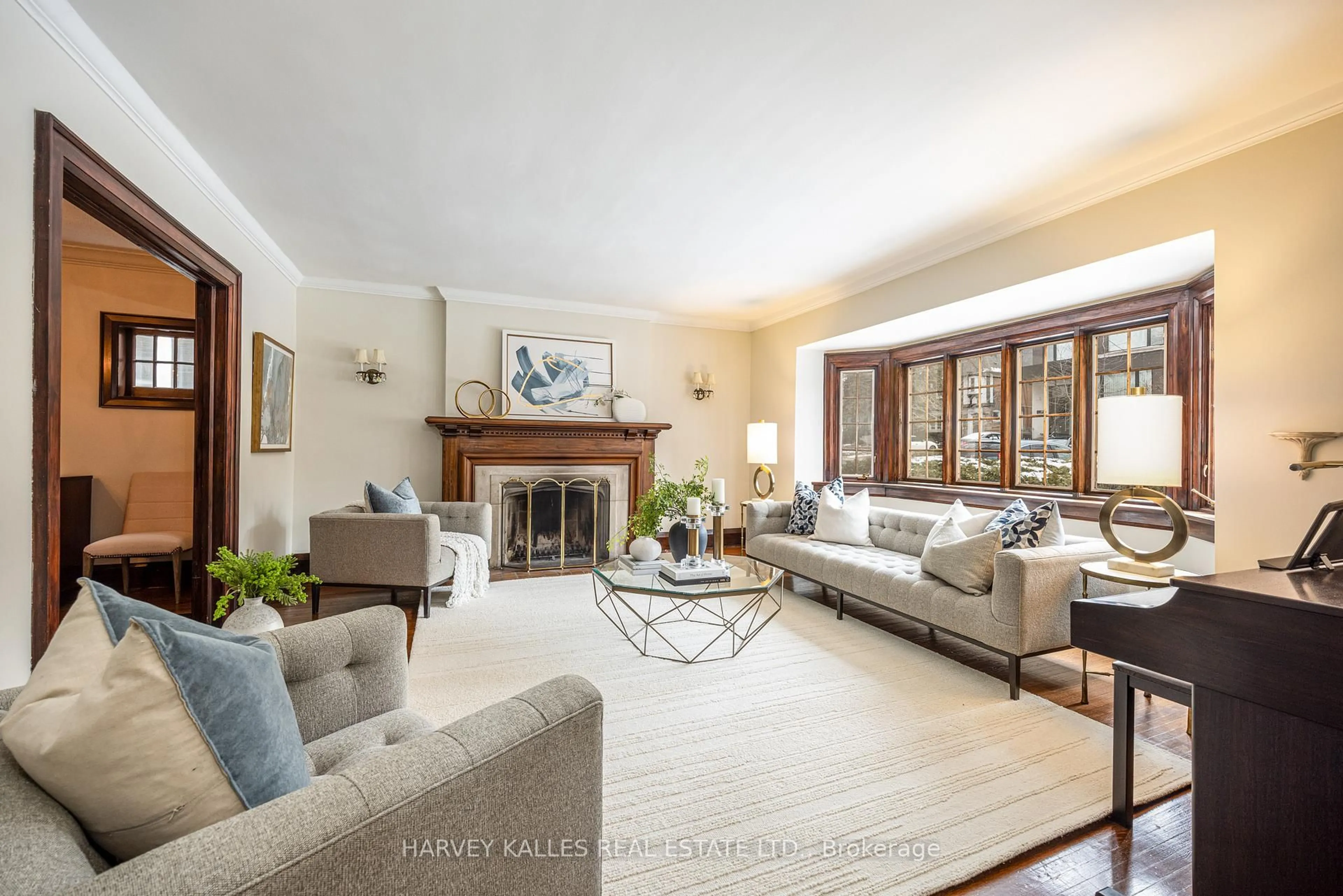 Living room with furniture, unknown for 34 Tarlton Rd, Toronto Ontario M5P 2M4