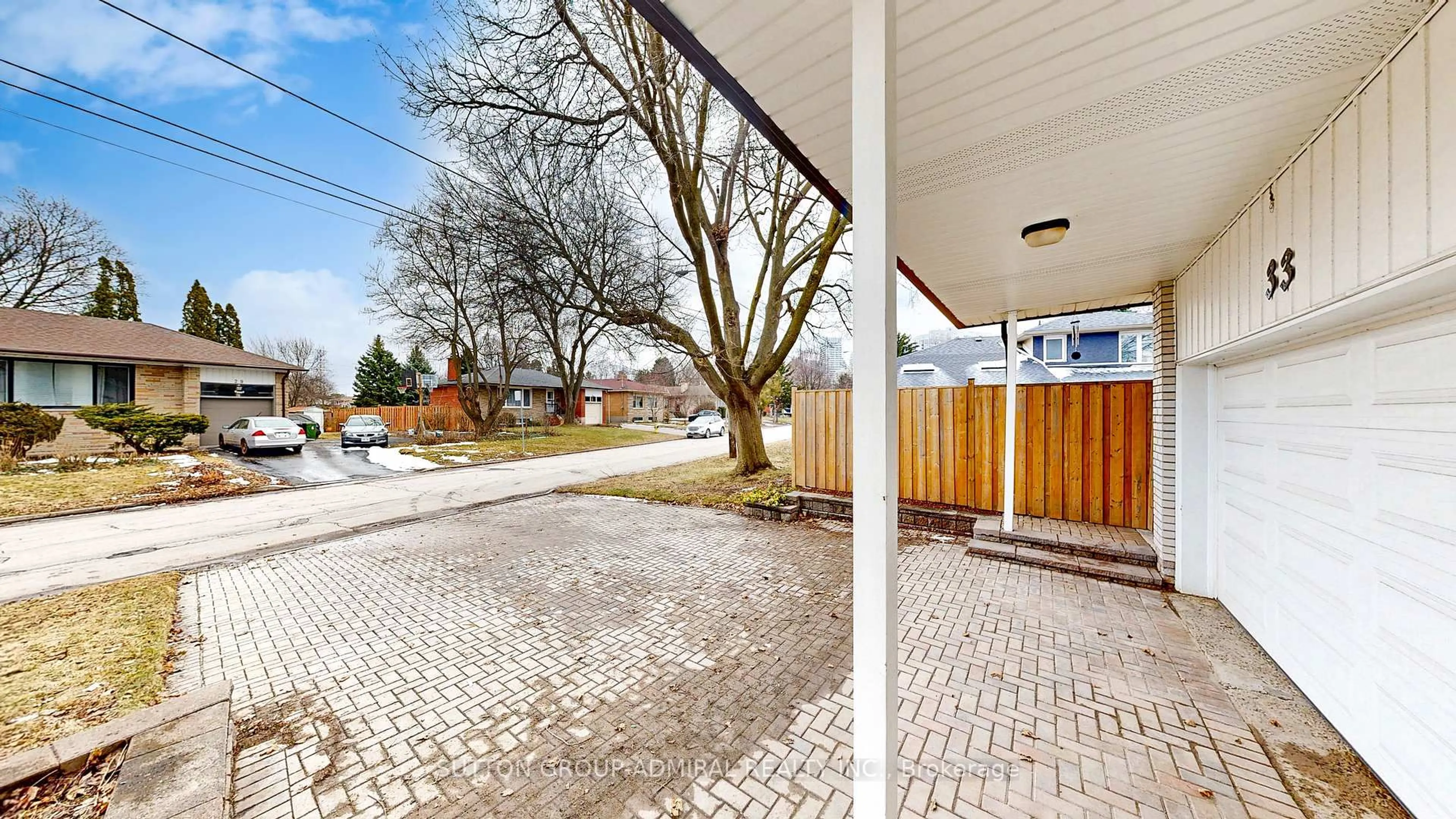 Patio, street for 33 Silverview Dr, Toronto Ontario M2M 2B5