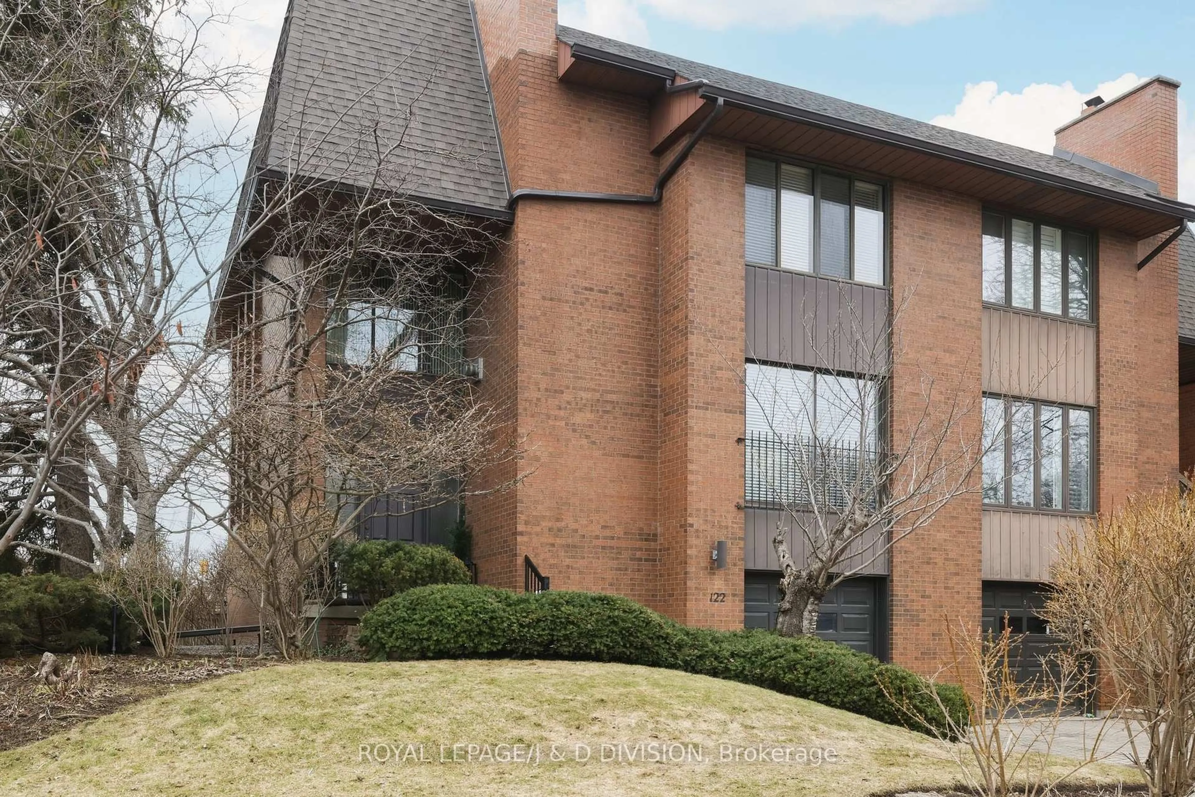 Home with brick exterior material, building for 122 Cortleigh Blvd, Toronto Ontario M4R 1K6