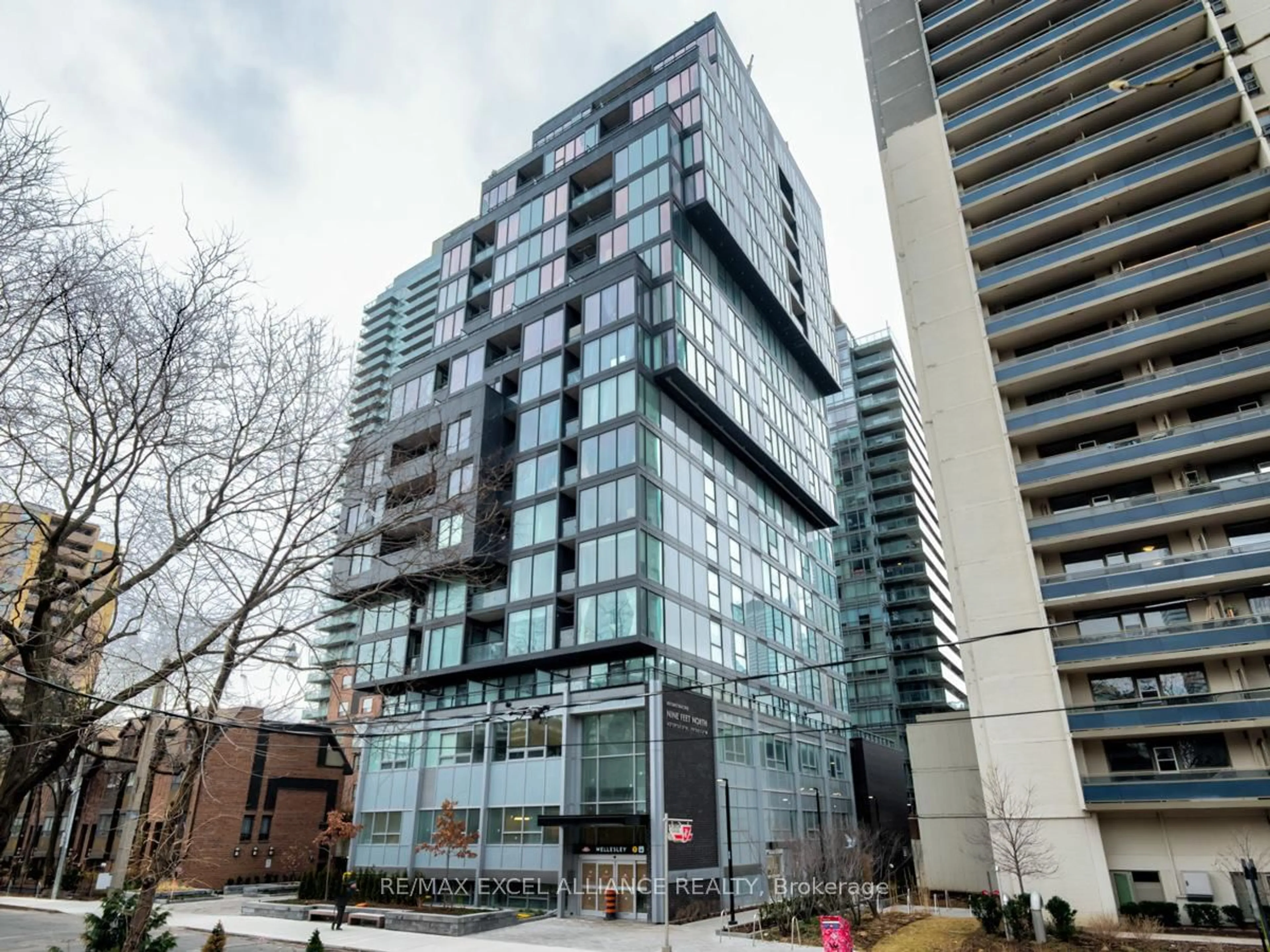 Indoor foyer for 17 Dundonald St #201, Toronto Ontario M4Y 1K3