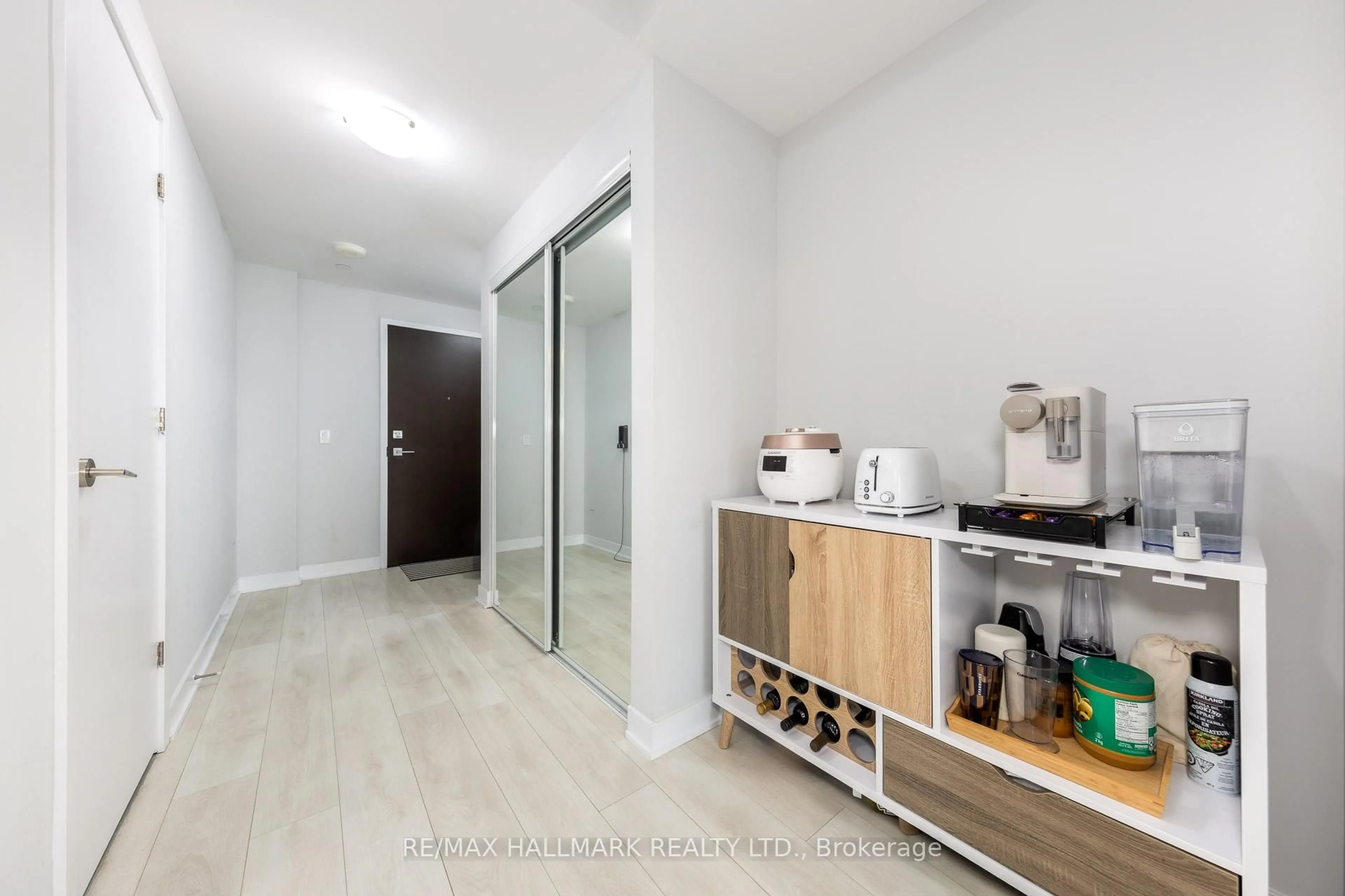 Indoor entryway for 2221 Yonge St #2211, Toronto Ontario M4S 0B8