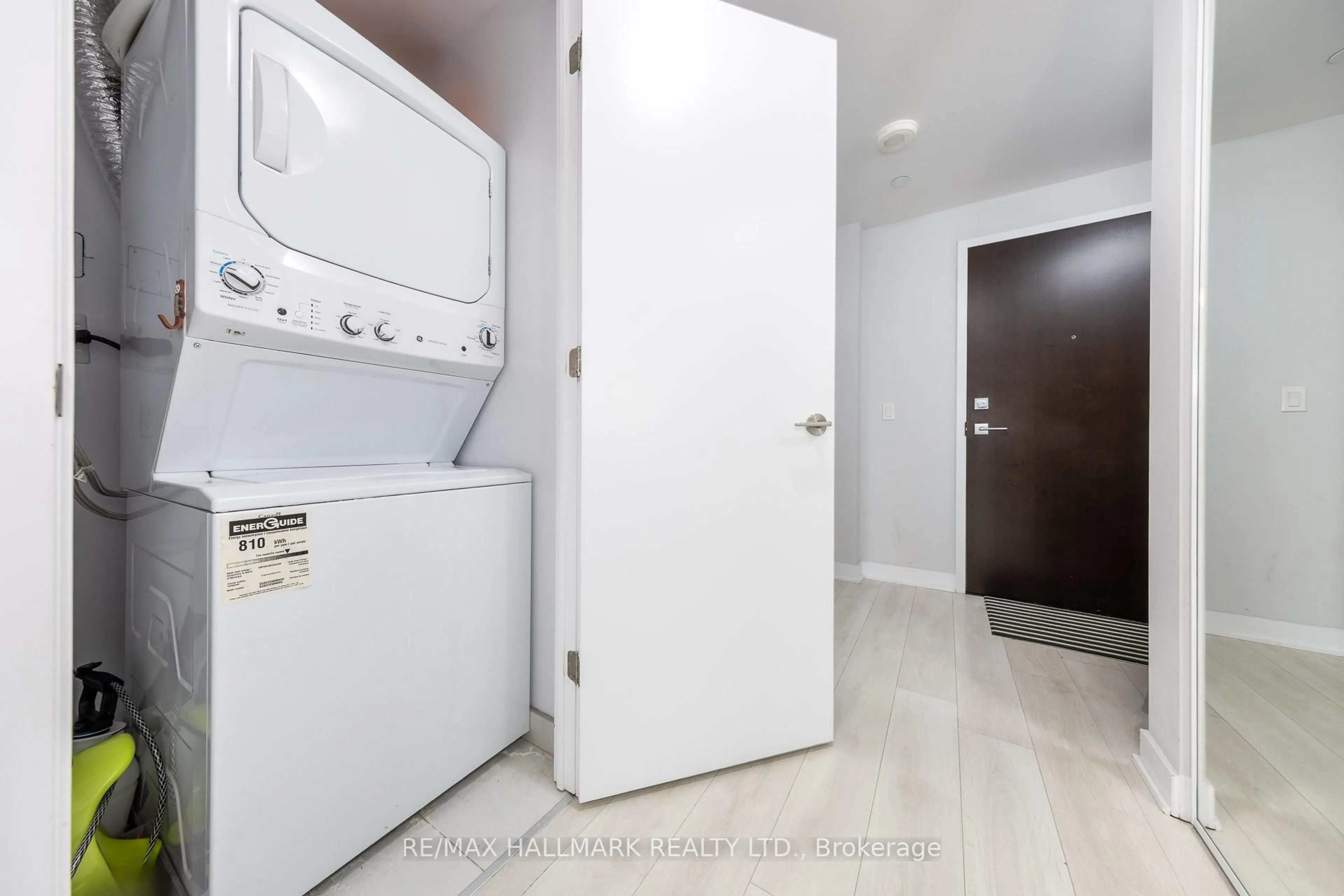 Laundry room for 2221 Yonge St #2211, Toronto Ontario M4S 0B8