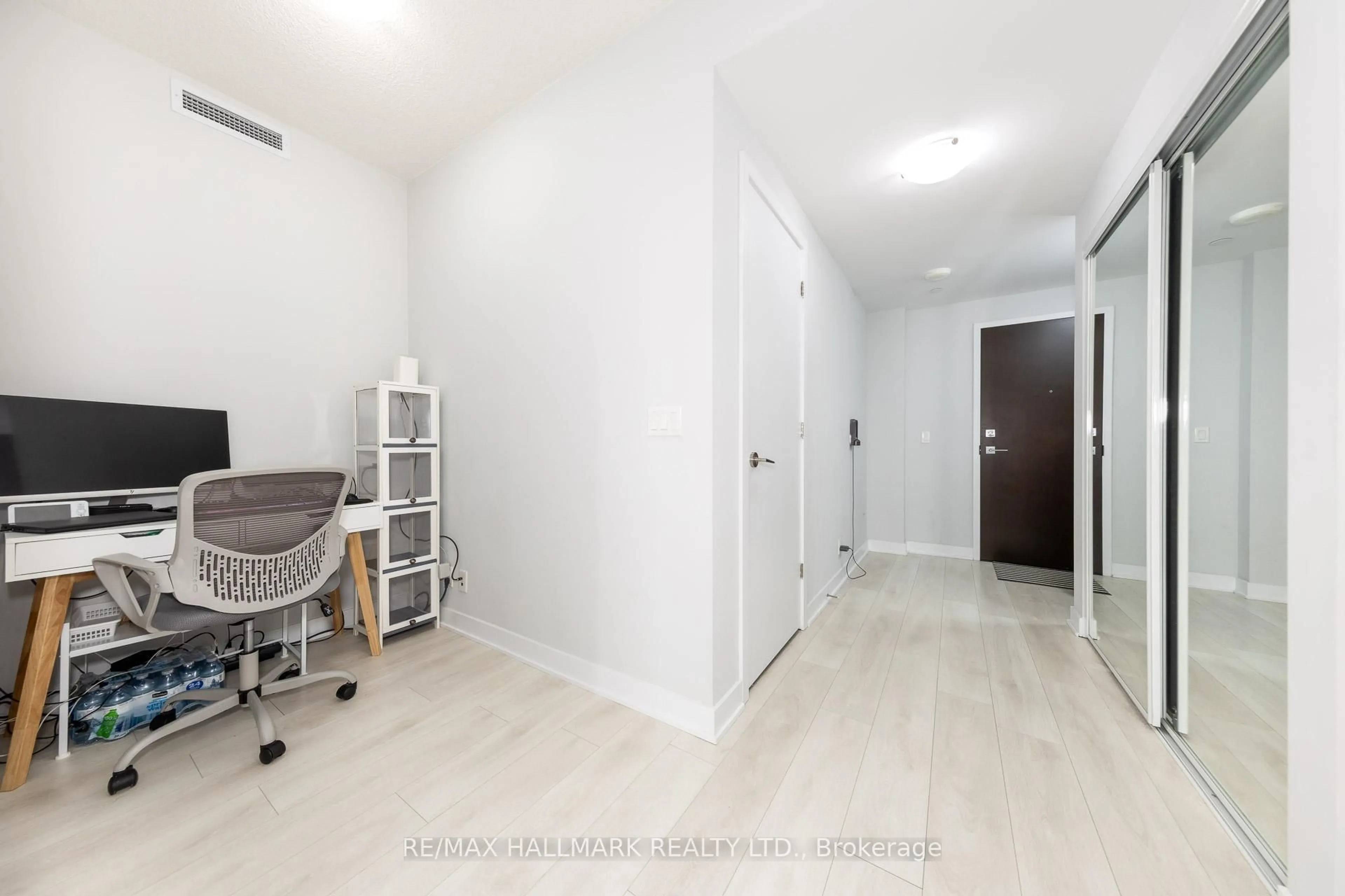 Unknown for 2221 Yonge St #2211, Toronto Ontario M4S 0B8