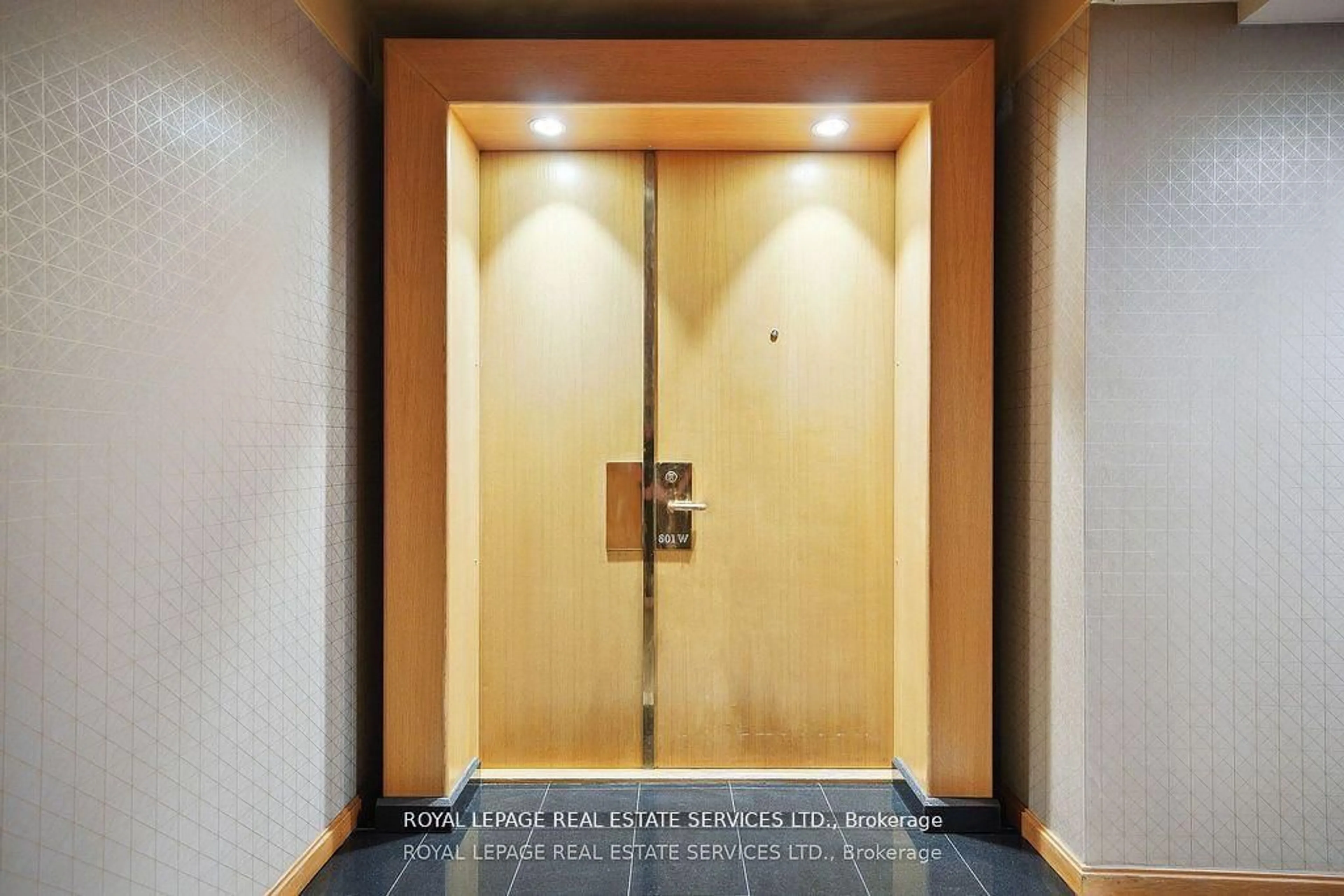 Indoor foyer for 480 Queens Quay #601, Toronto Ontario M5V 2Y5