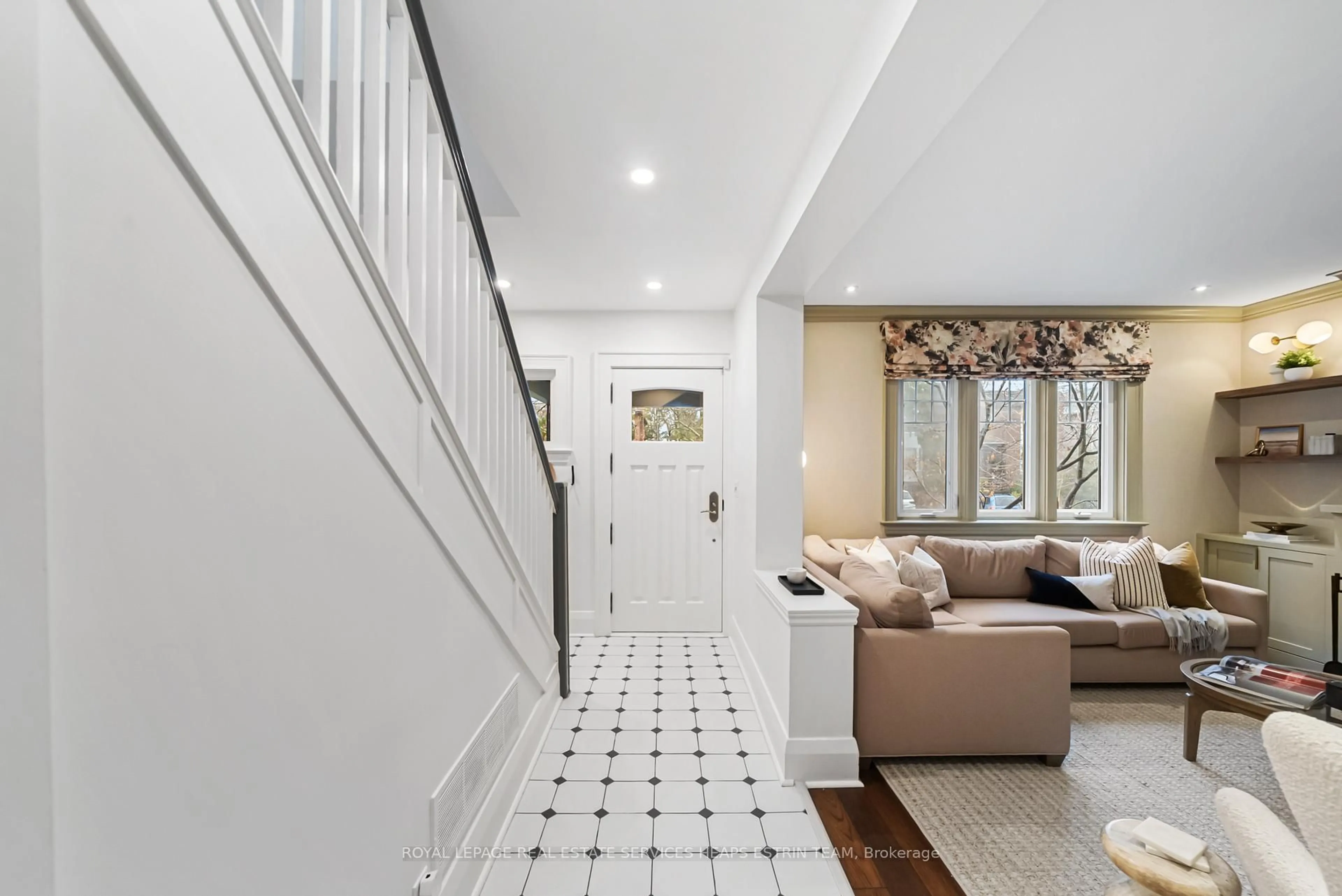 Indoor entryway for 40 Bowood Ave, Toronto Ontario M4N 1Y4