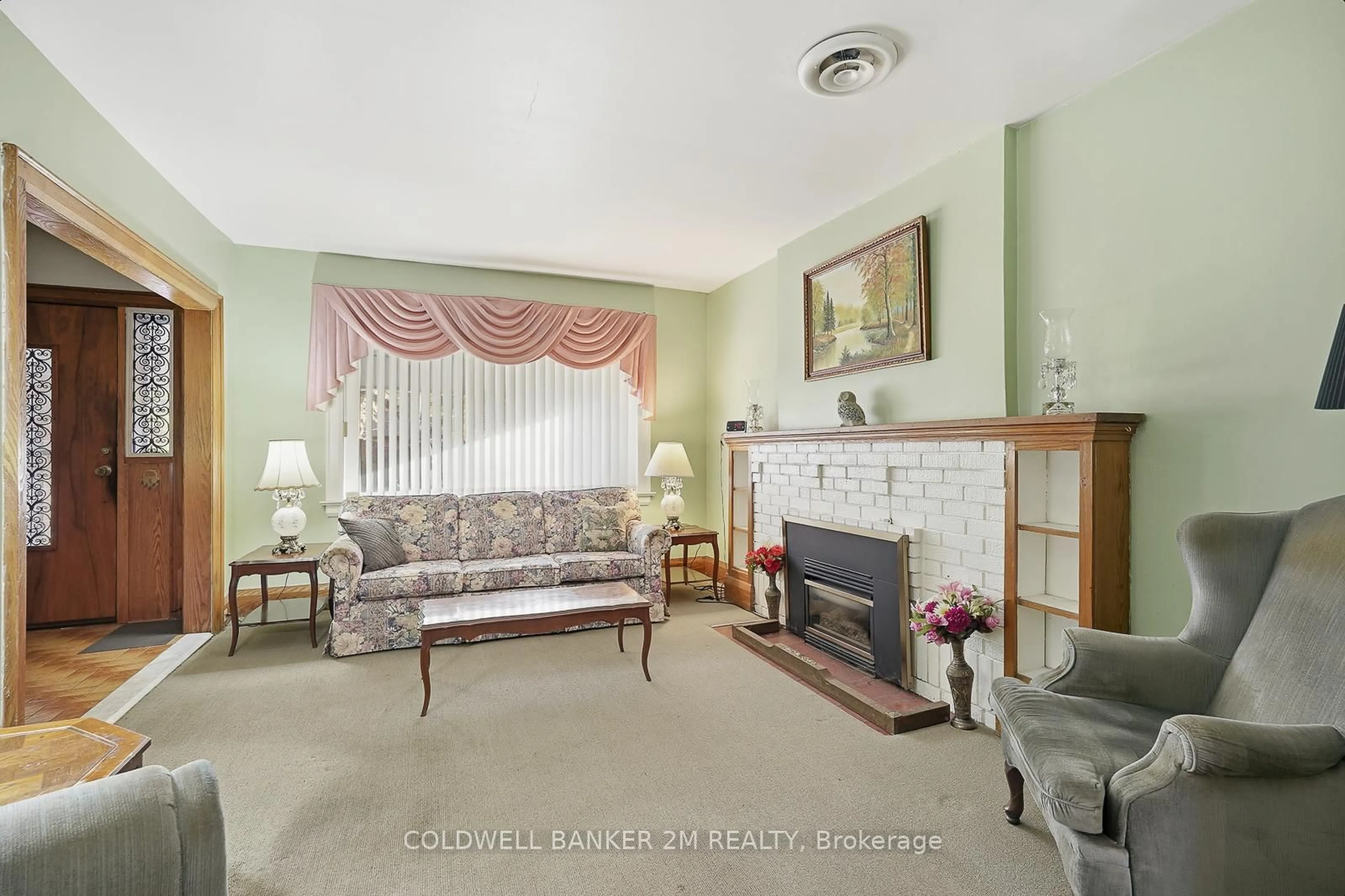 Living room with furniture, unknown for 296 Briar Hill Ave, Toronto Ontario M4R 1J2