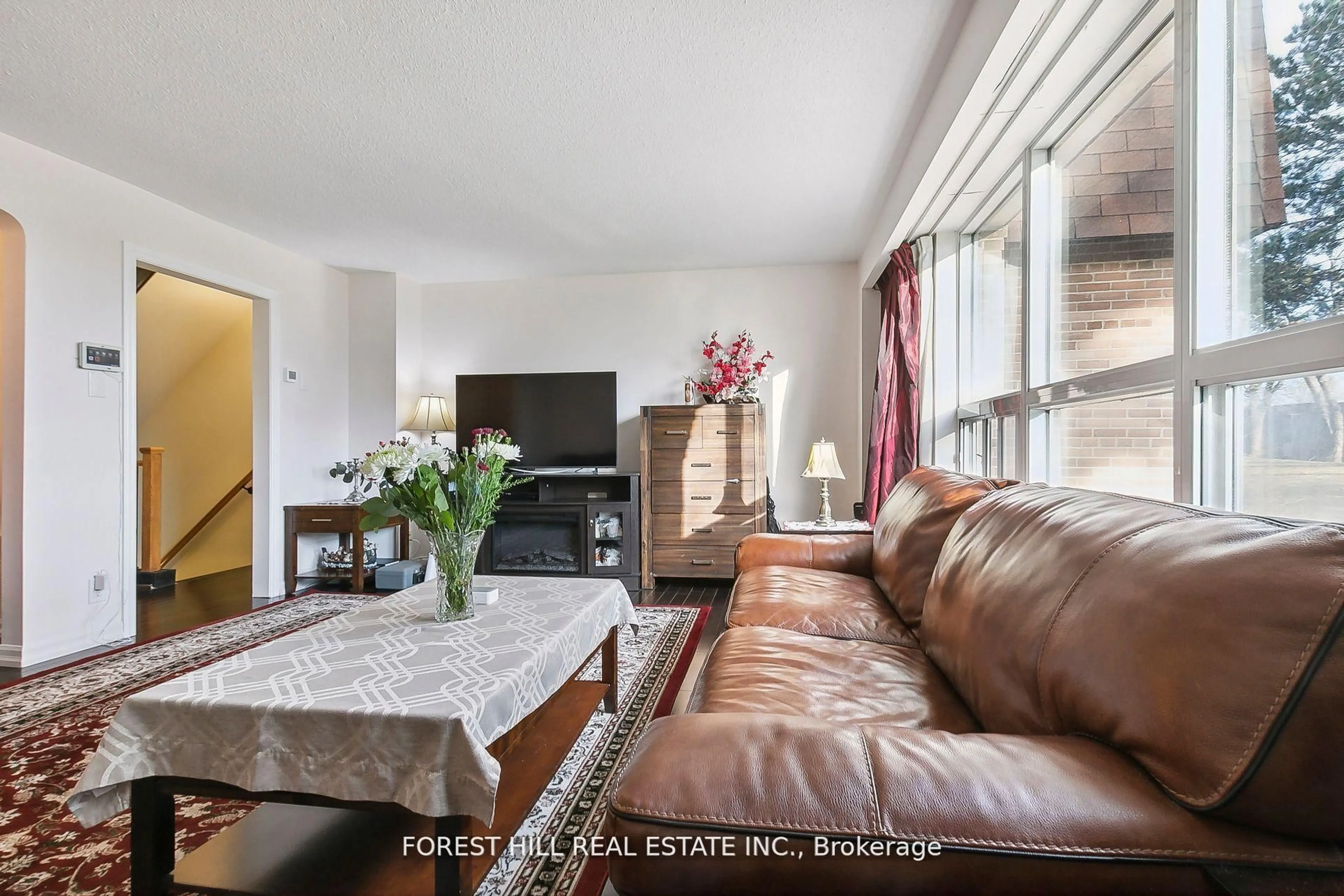 Living room with furniture, unknown for 86 Village Greenway, Toronto Ontario M2J 1K8