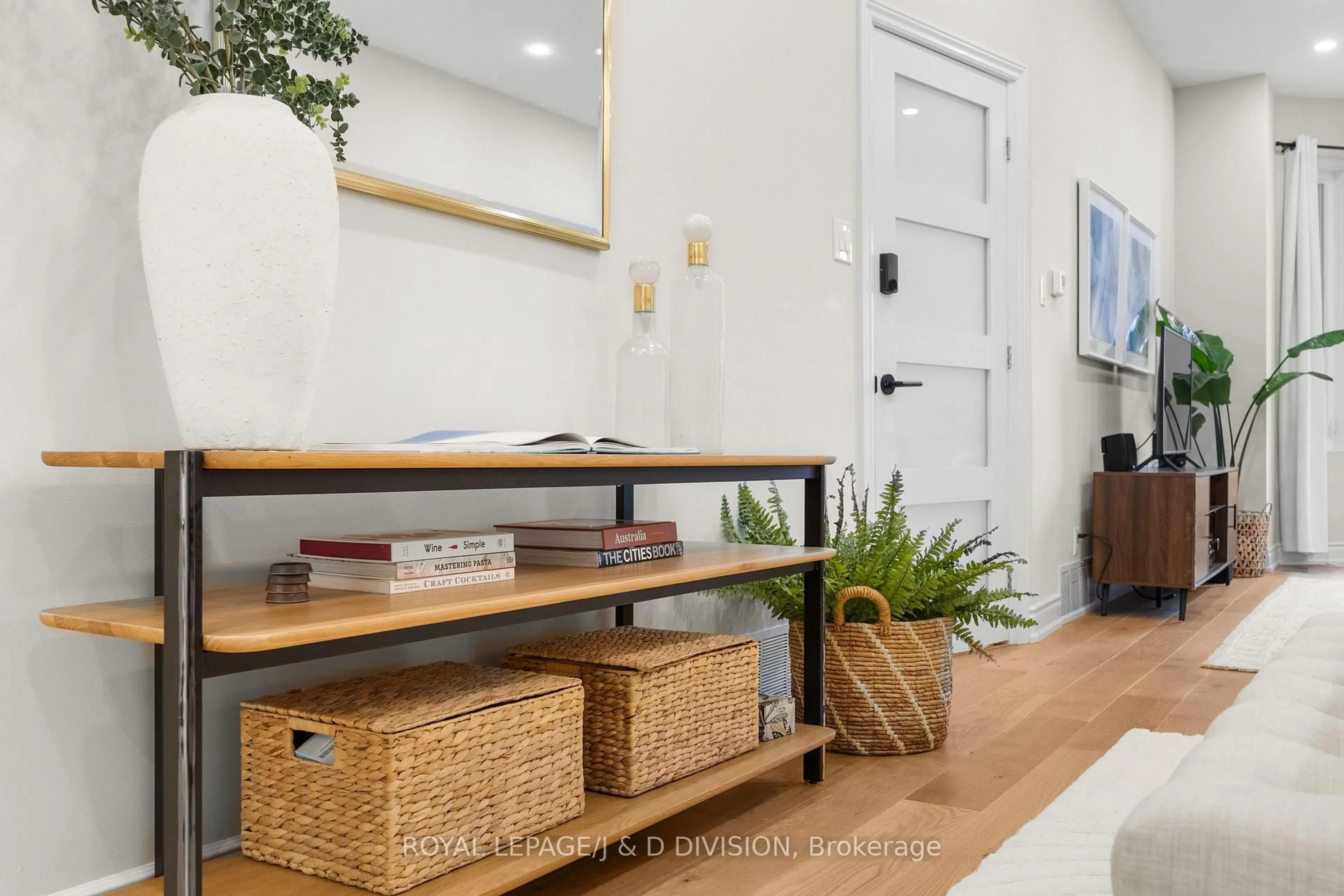 Indoor entryway for 28 Argyle St, Toronto Ontario M6J 1N4