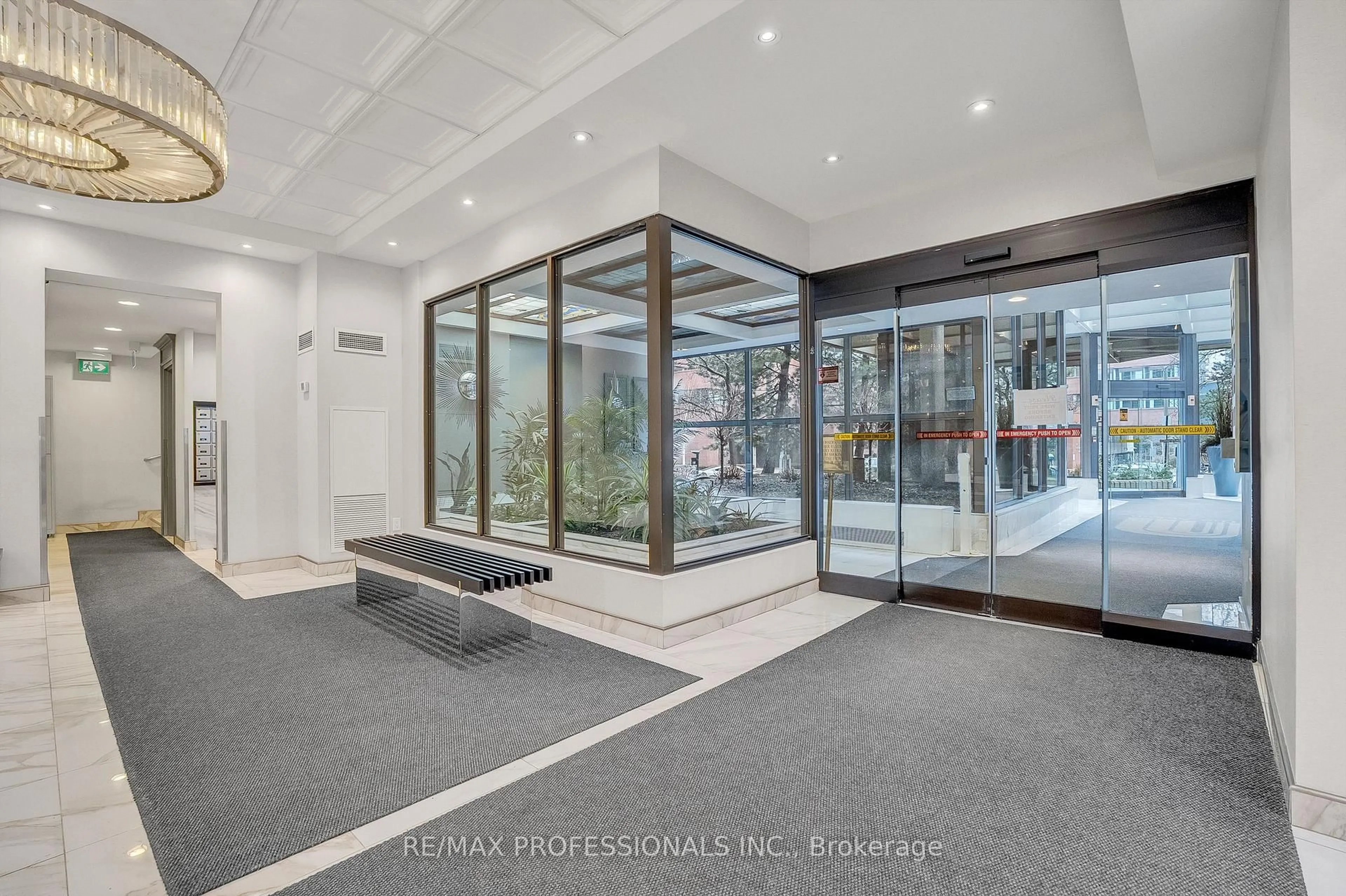 Indoor foyer for 33 Elmhurst Ave #2005, Toronto Ontario M2N 6G8