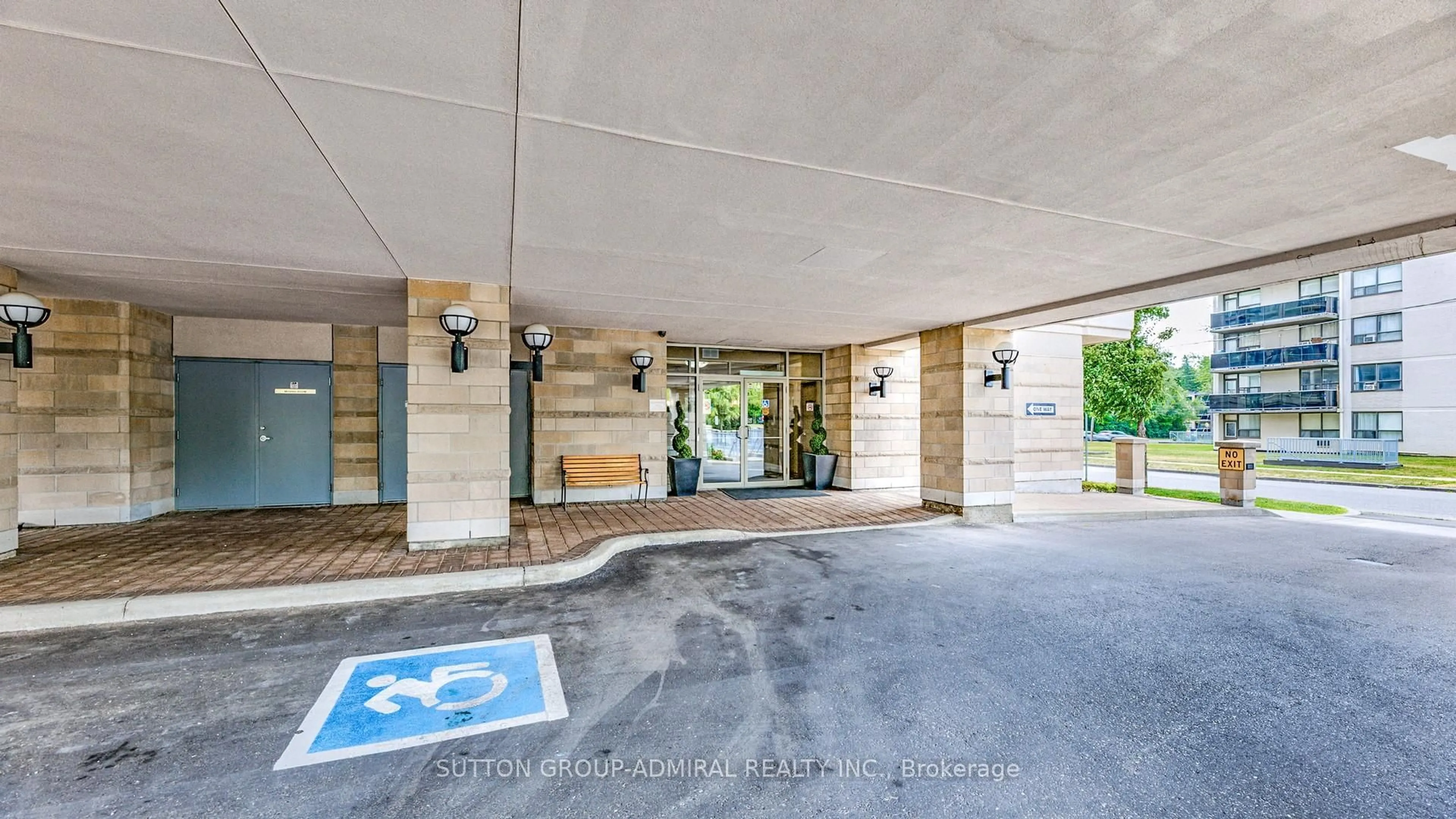 Indoor foyer for 4200 Bathurst St #707, Toronto Ontario M3H 6C7