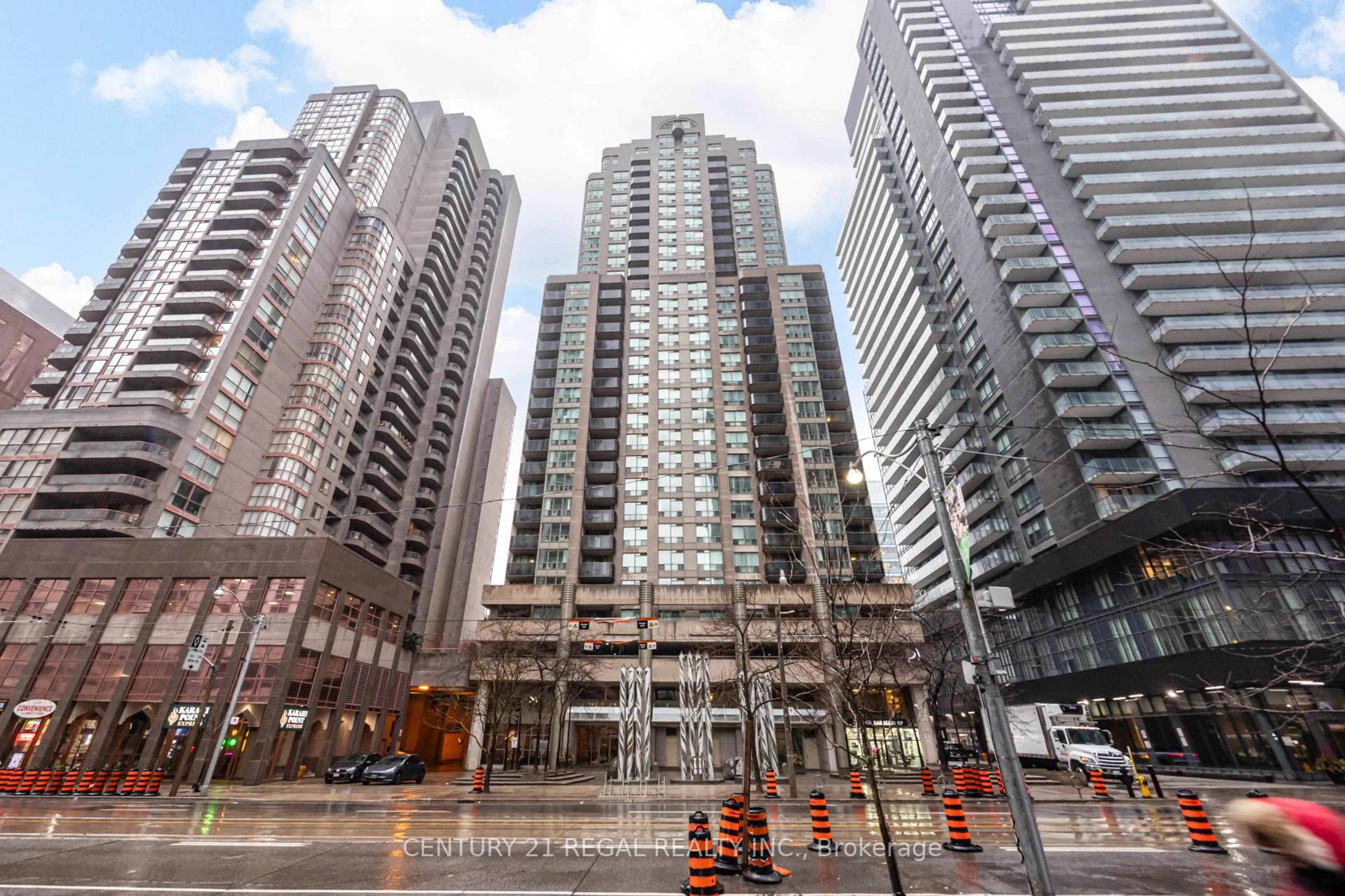 Indoor foyer for 750 Bay St #1803, Toronto Ontario M5G 1N6