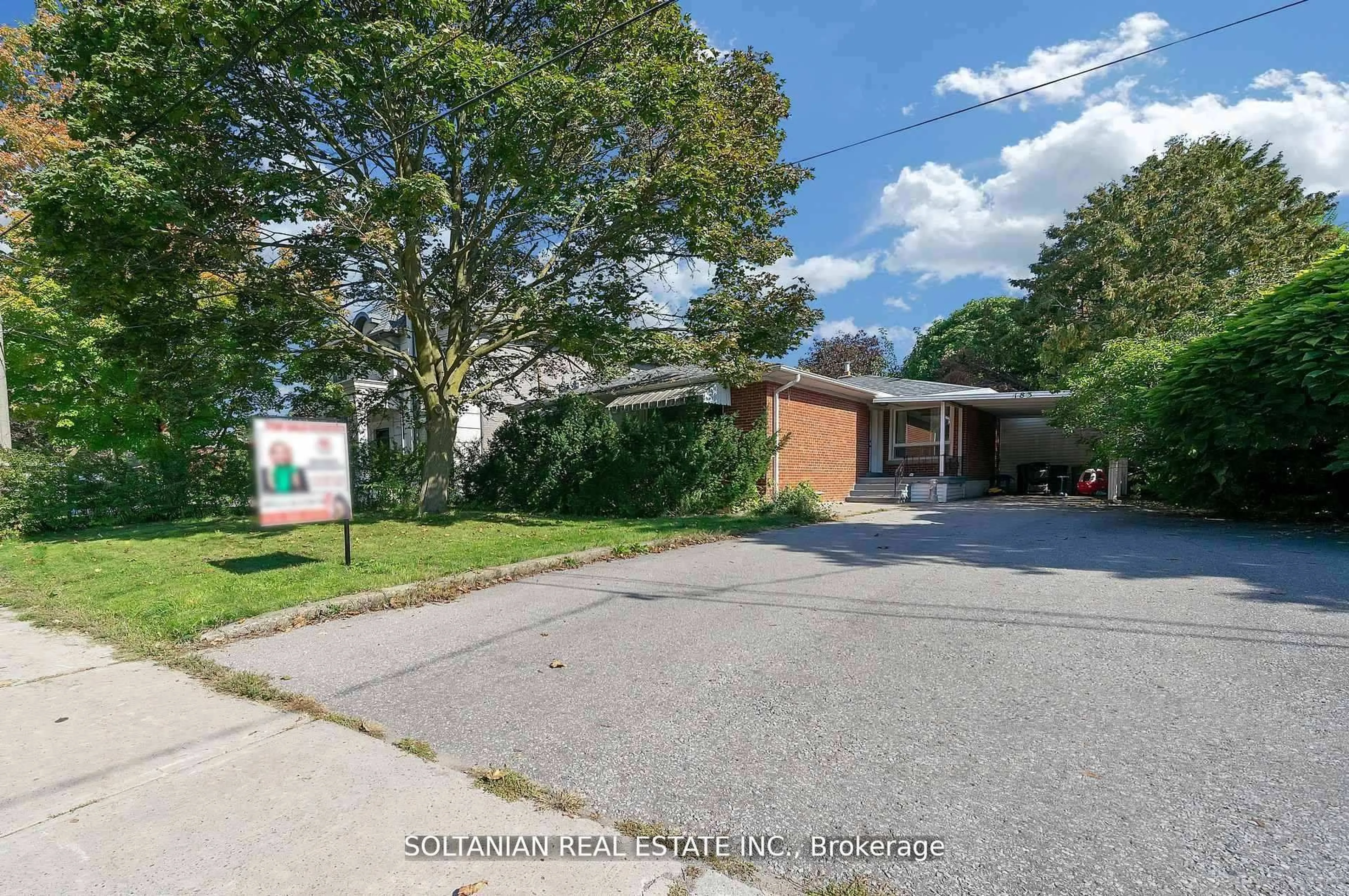 A pic from outside/outdoor area/front of a property/back of a property/a pic from drone, street for 183 Maxome Ave, Toronto Ontario M2M 3L1