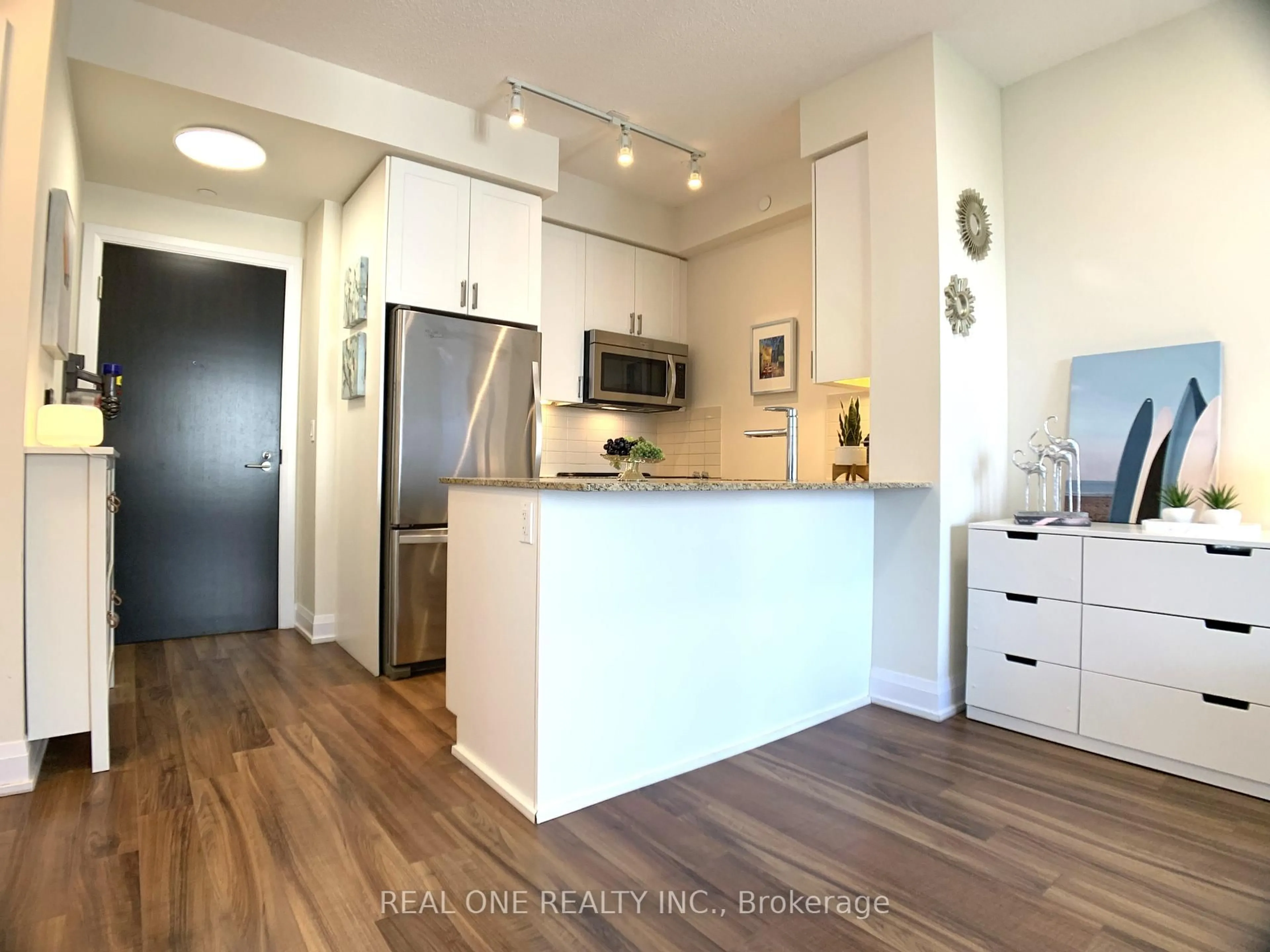 Open concept kitchen, wood/laminate floor for 18 Graydon Hall Dr #1508, Toronto Ontario M3A 0A4