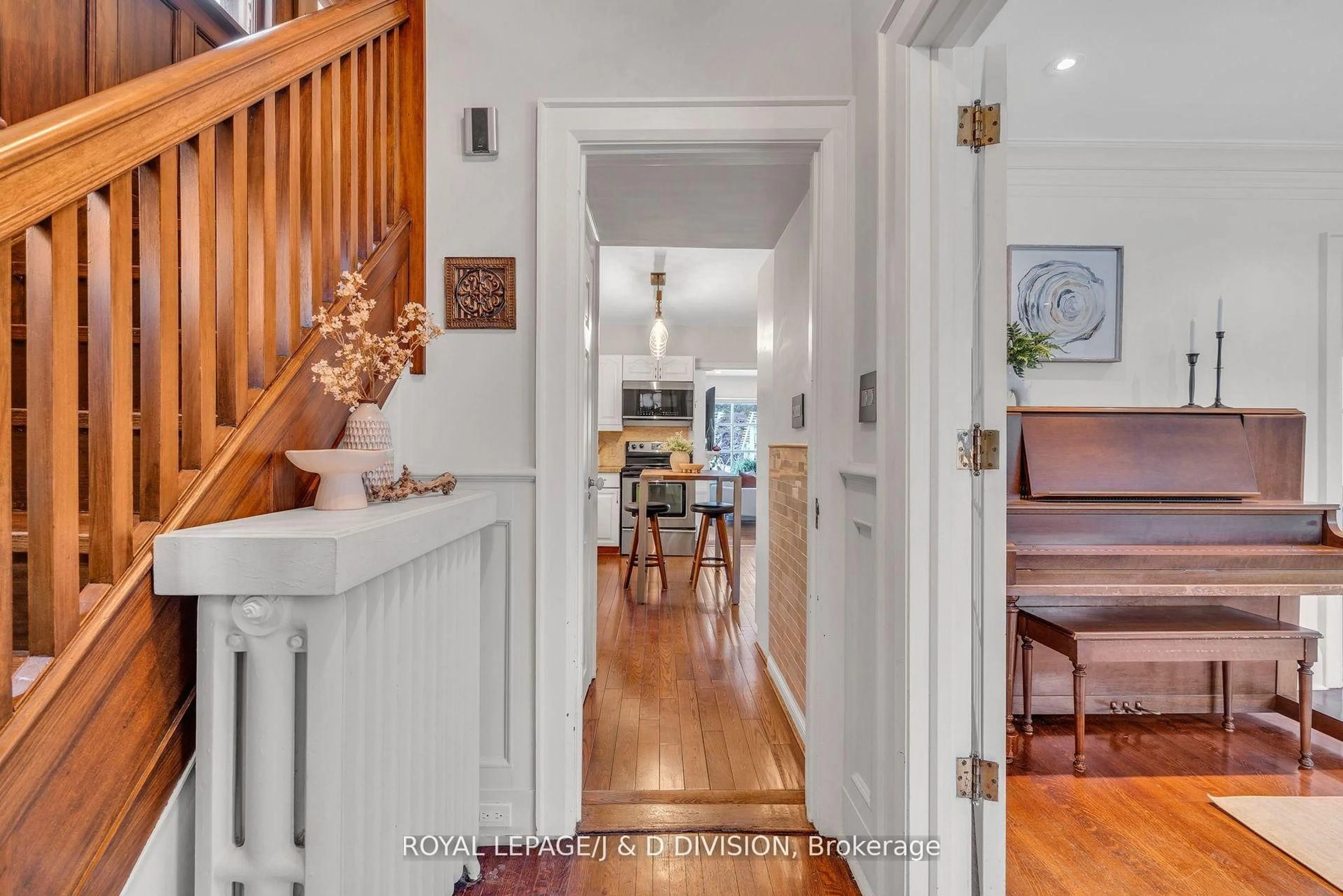 Indoor entryway for 453 Oriole Pkwy, Toronto Ontario M5P 2H7