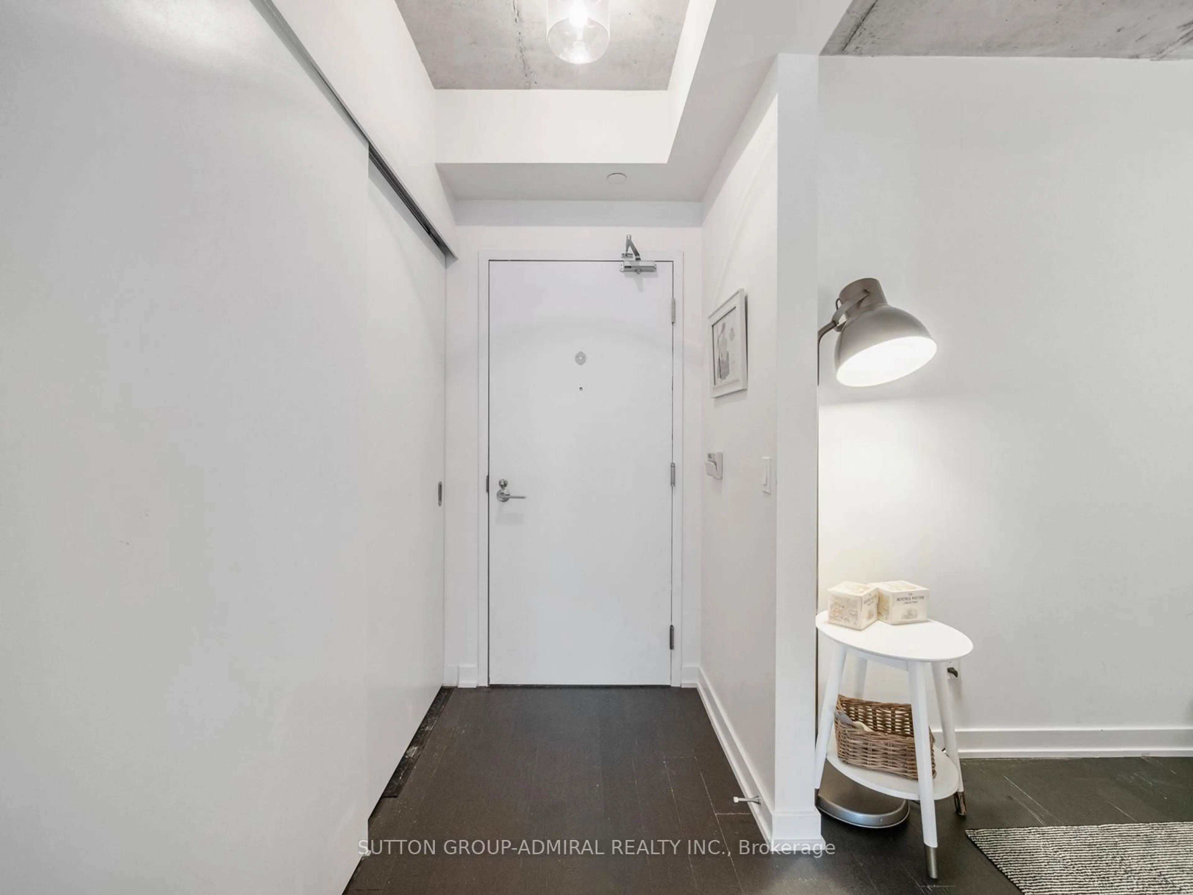 Indoor entryway for 1030 King St #LPH31, Toronto Ontario M6K 0B4