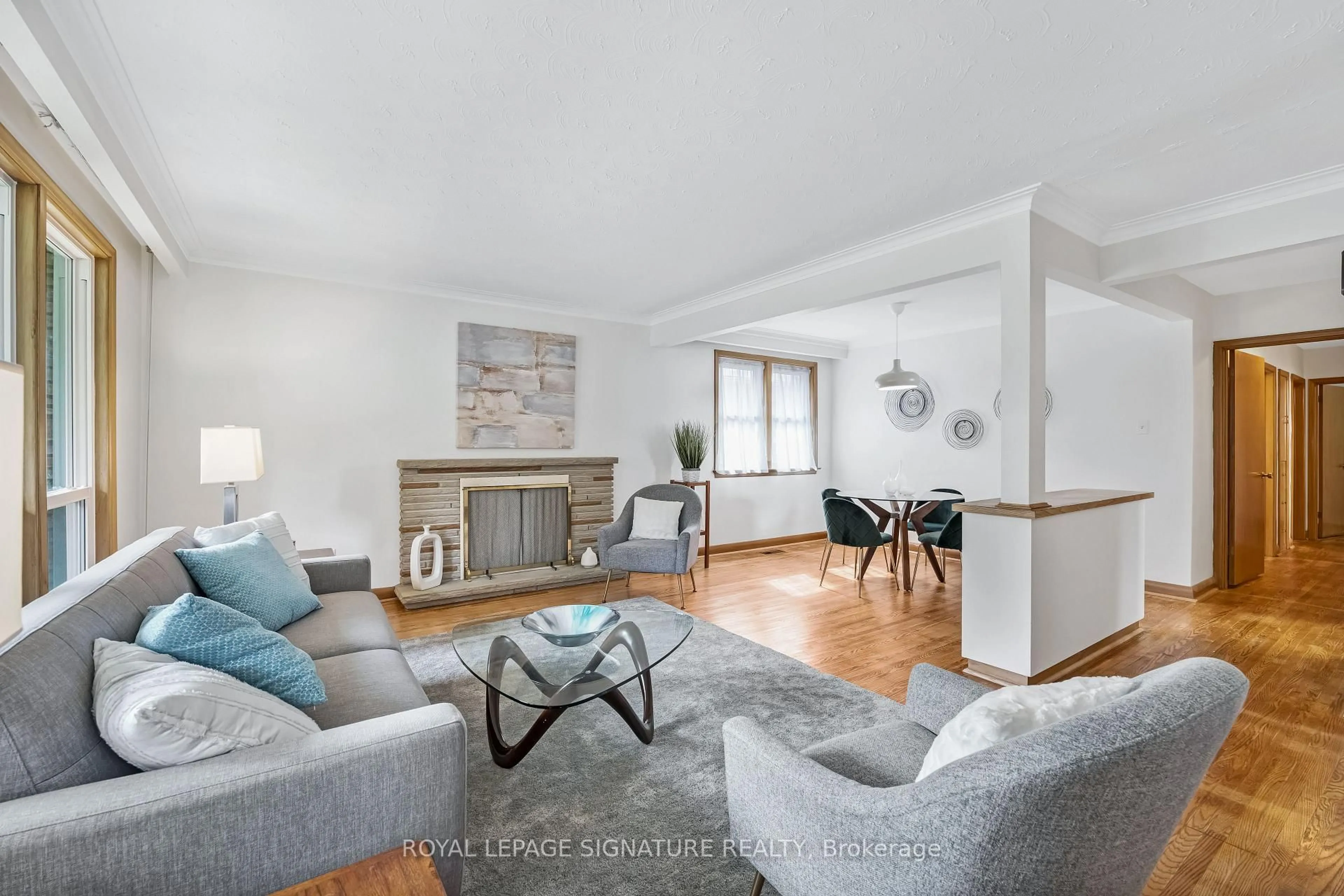 Living room with furniture, unknown for 186 Burbank Dr, Toronto Ontario M2K 1P4