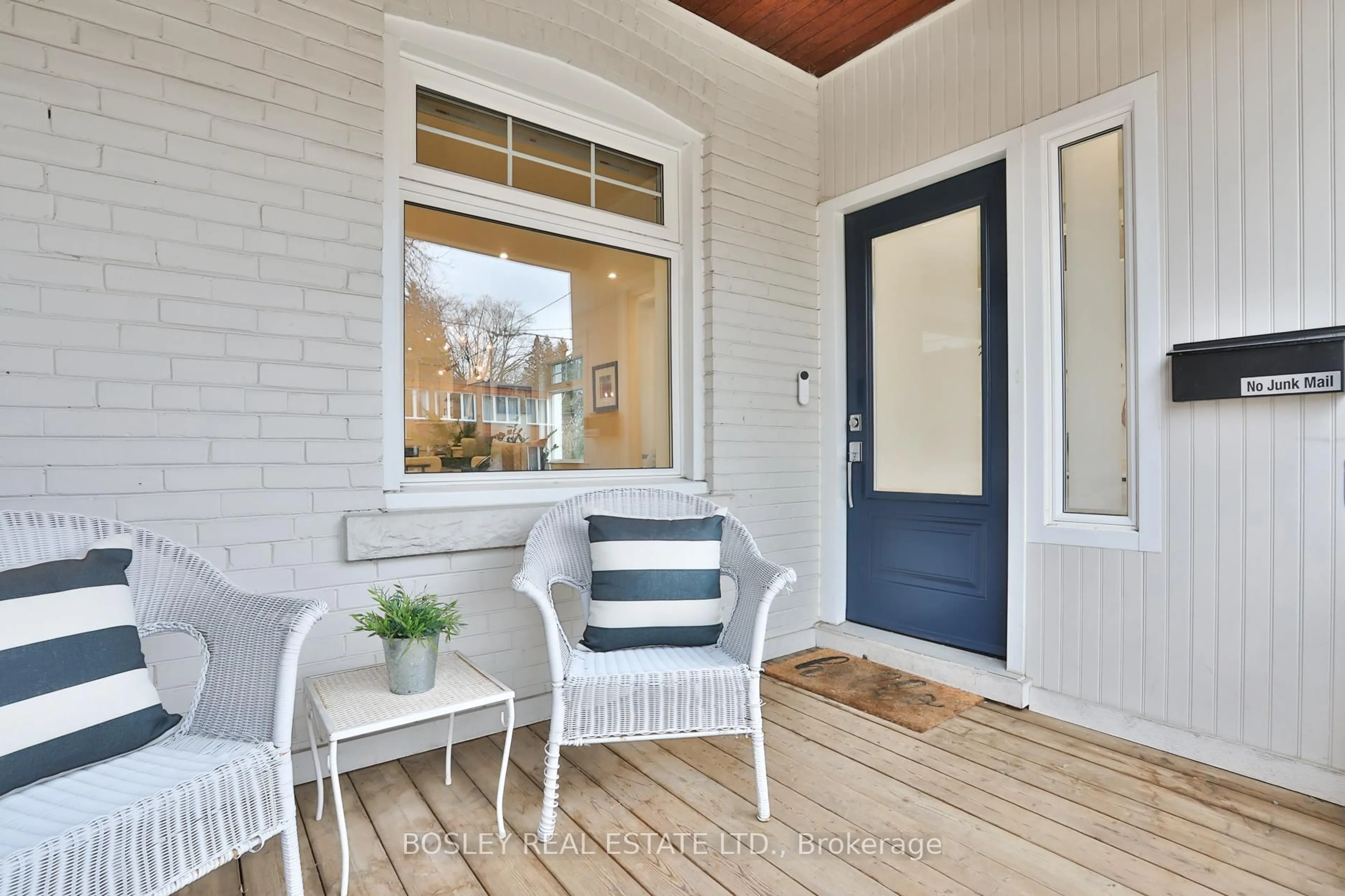 Indoor entryway for 588 Merton St, Toronto Ontario M4S 1B3