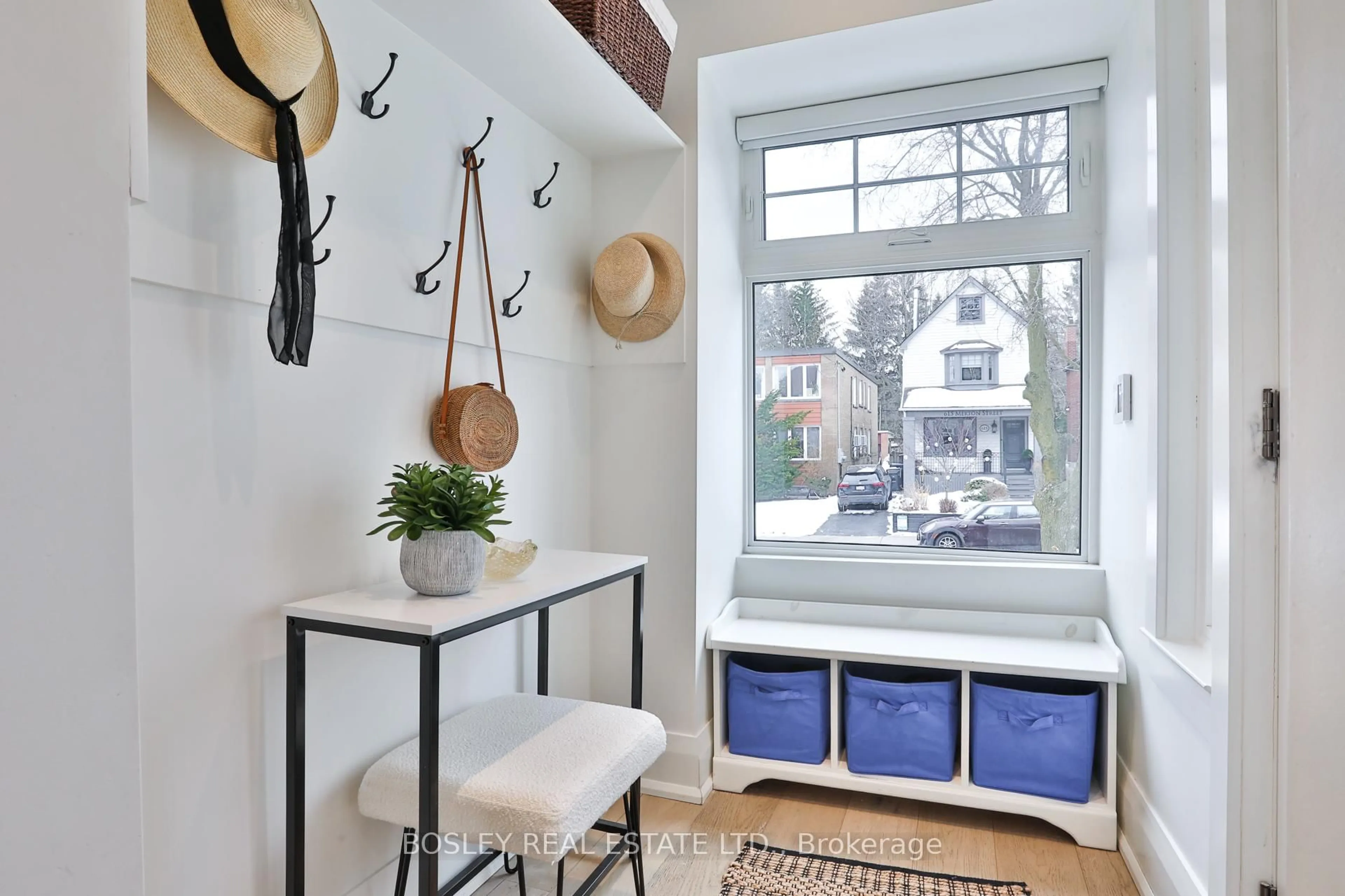 Indoor entryway for 588 Merton St, Toronto Ontario M4S 1B3