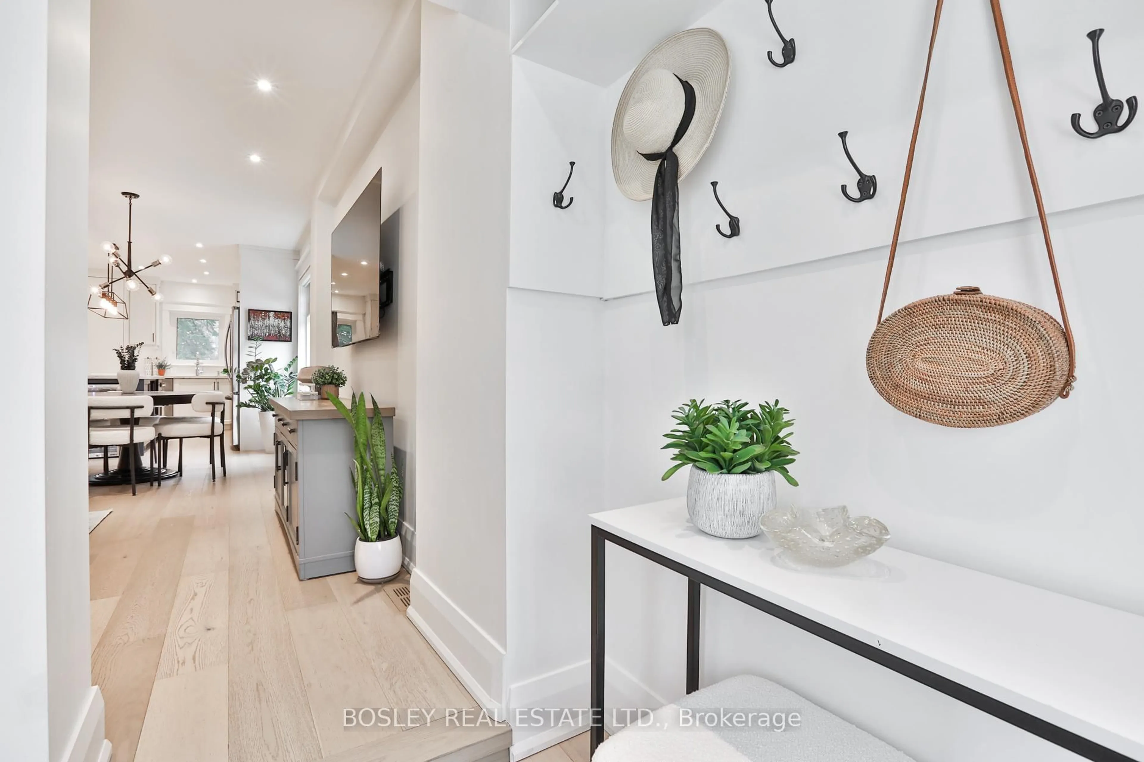 Indoor entryway for 588 Merton St, Toronto Ontario M4S 1B3