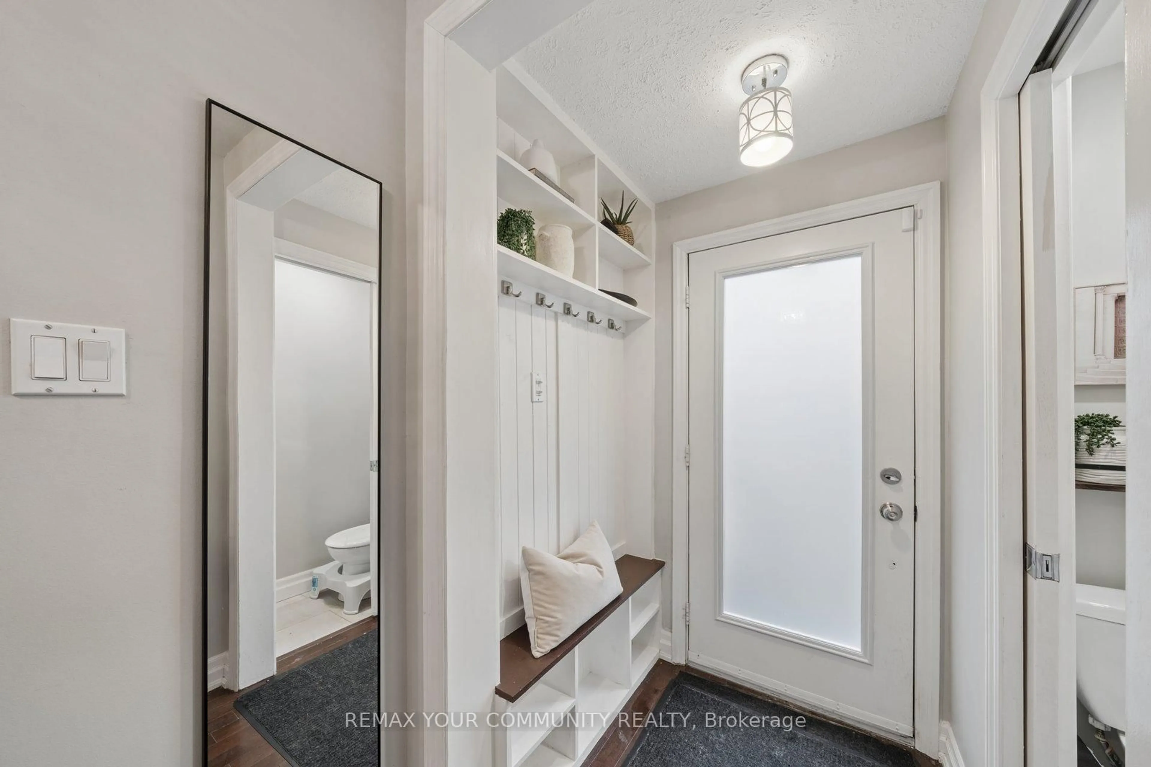 Indoor entryway for 19 Newbury Lane, Toronto Ontario M3H 1H6