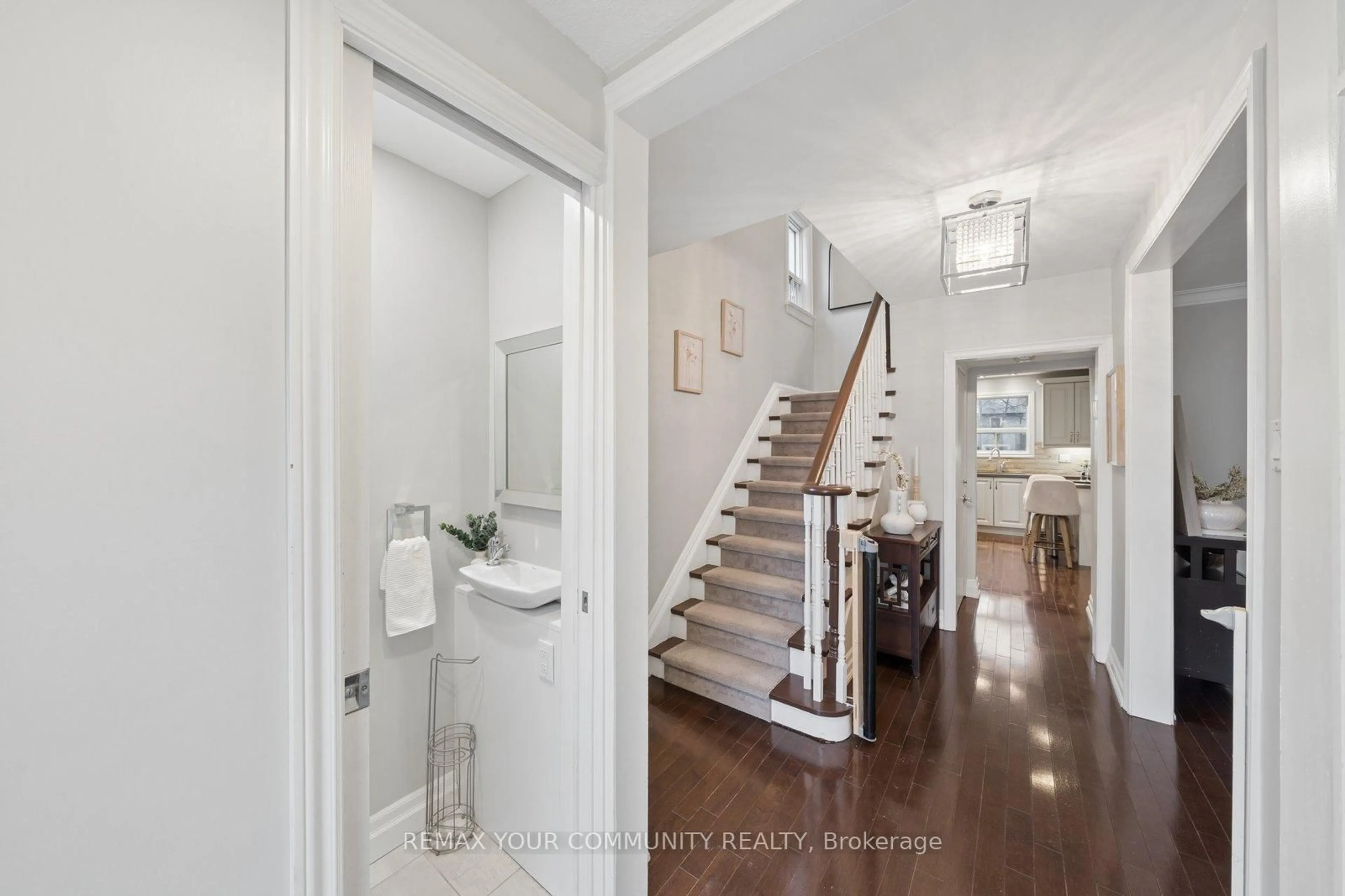 Indoor entryway for 19 Newbury Lane, Toronto Ontario M3H 1H6