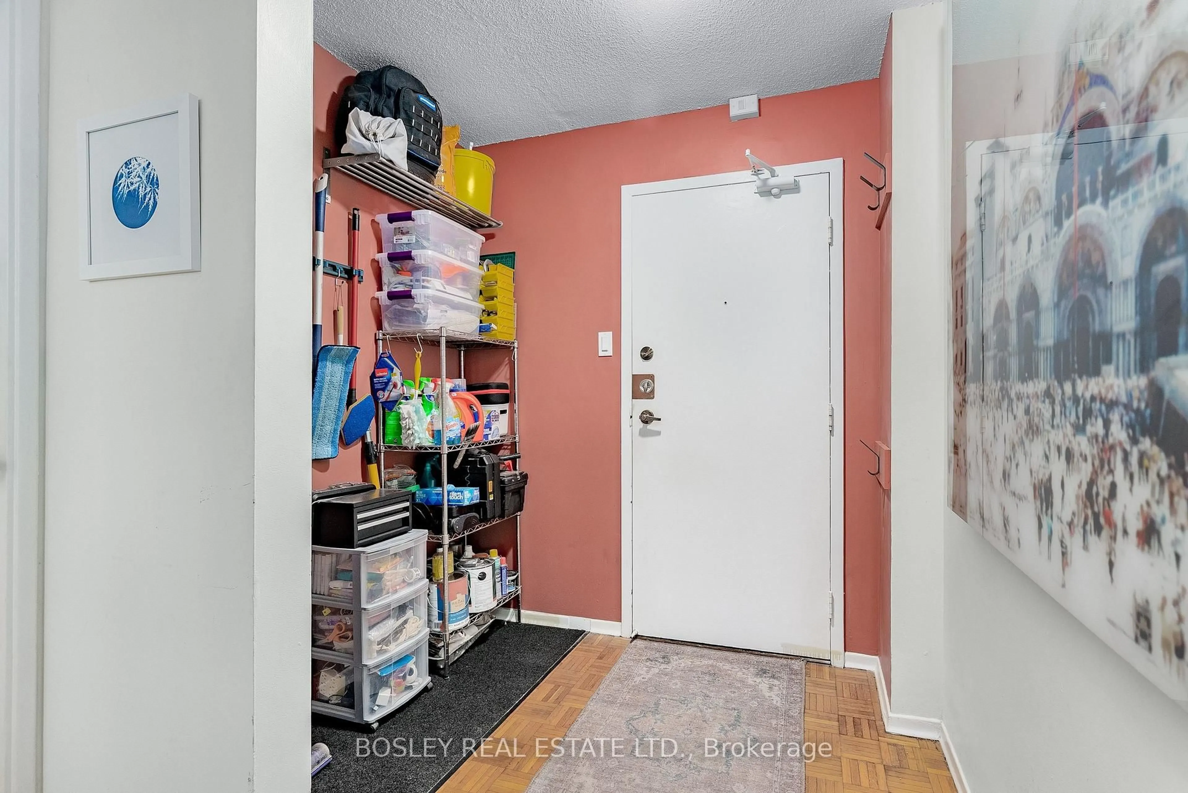 Indoor entryway for 89 McCaul St #613, Toronto Ontario M5T 2X3