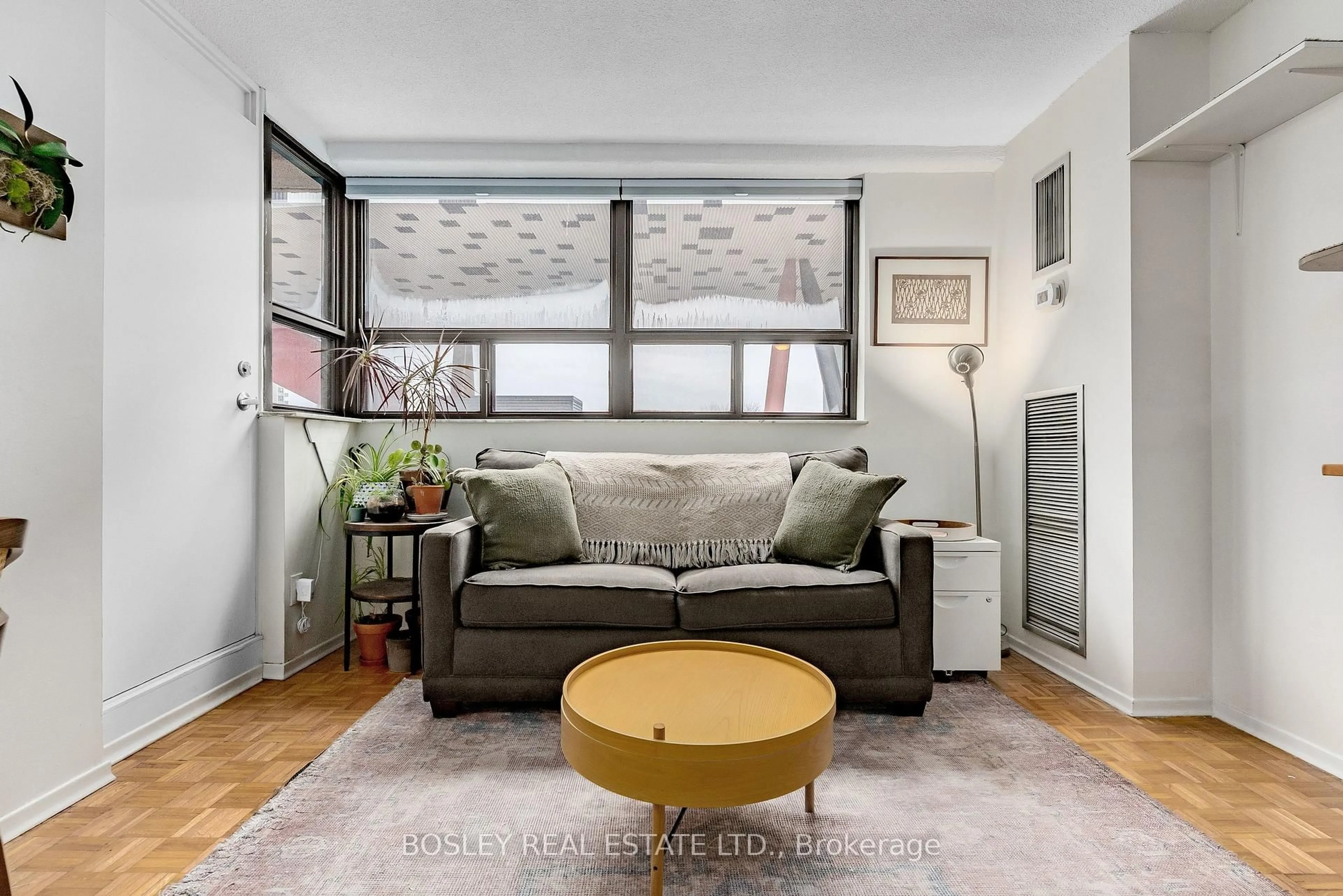 Living room with furniture, unknown for 89 McCaul St #613, Toronto Ontario M5T 2X3