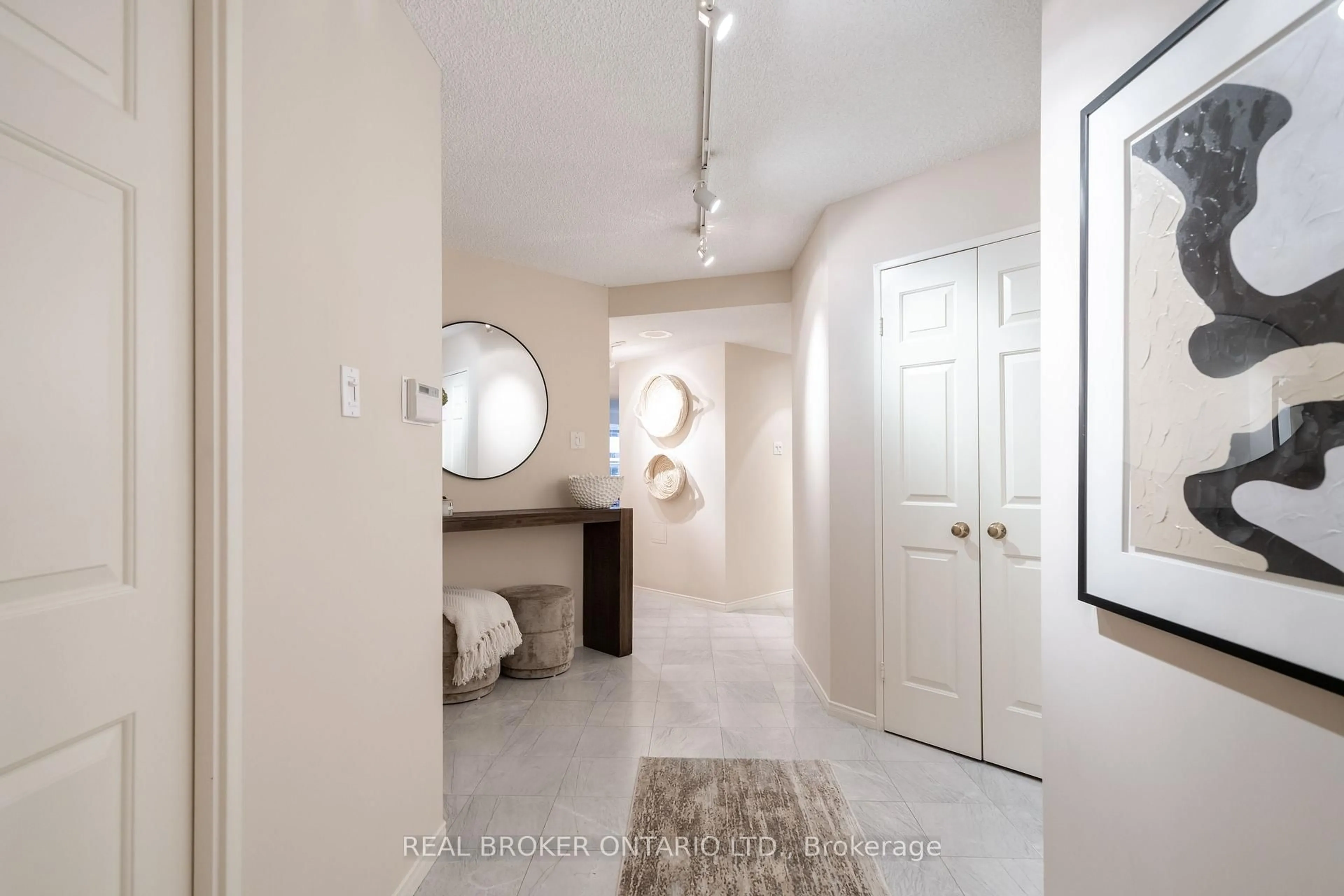 Indoor entryway for 131 Beecroft Rd #306, Toronto Ontario M2N 6G9