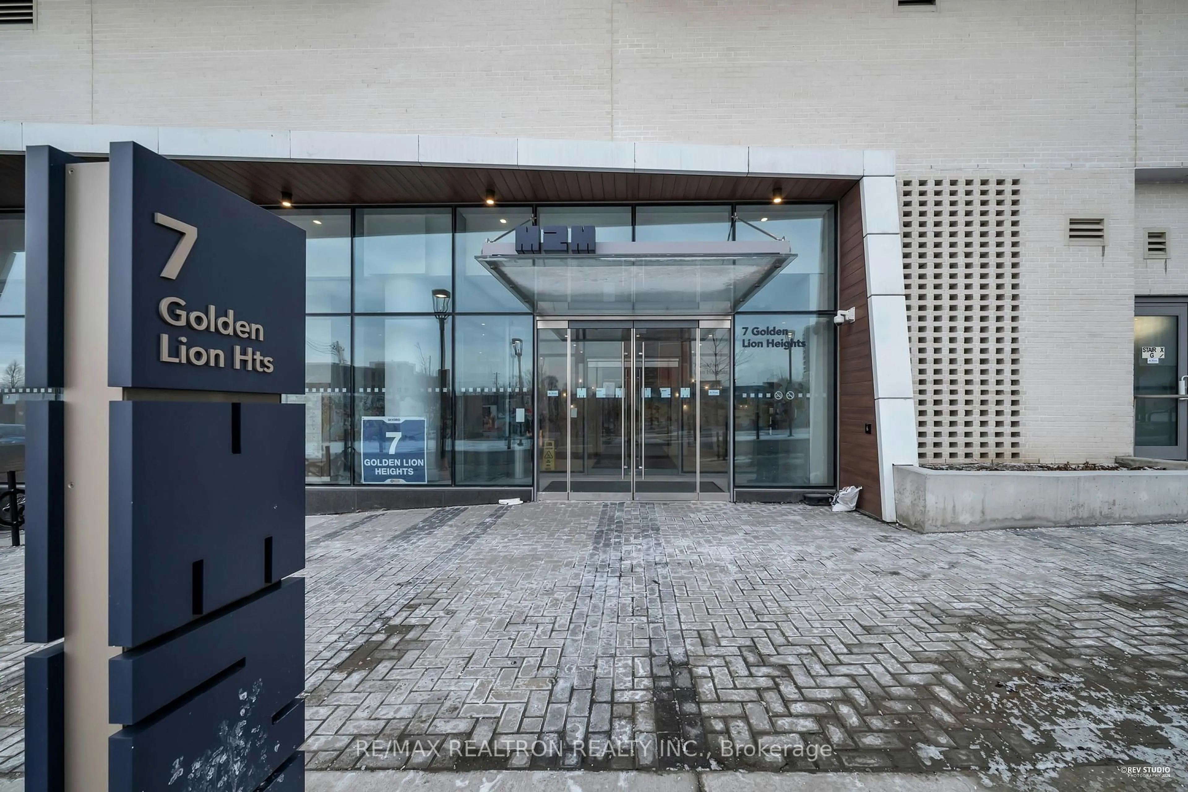 Indoor foyer for 7 Golden Lion Hts #N643, Toronto Ontario M2M 0C1