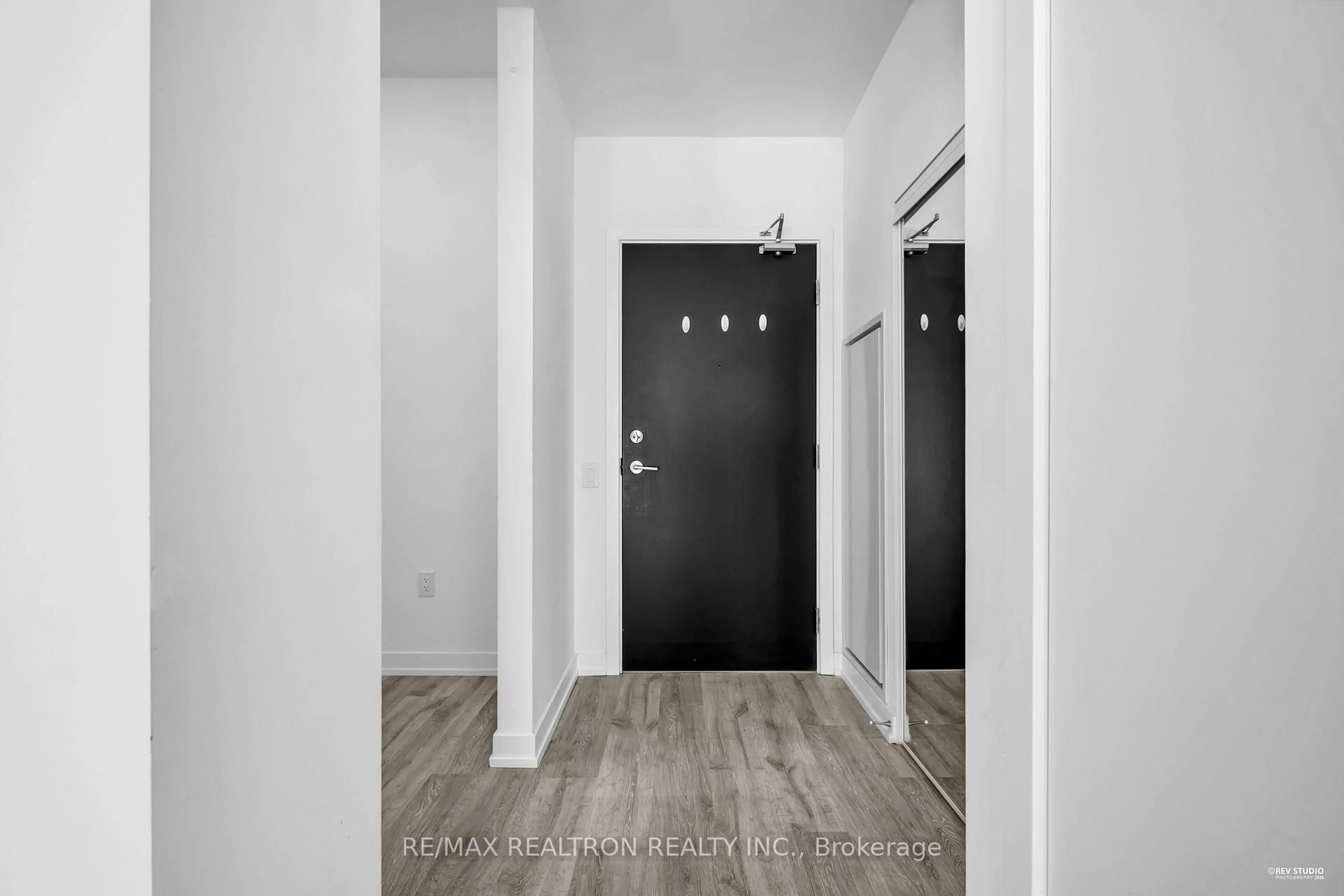 Indoor entryway for 7 Golden Lion Hts #N643, Toronto Ontario M2M 0C1