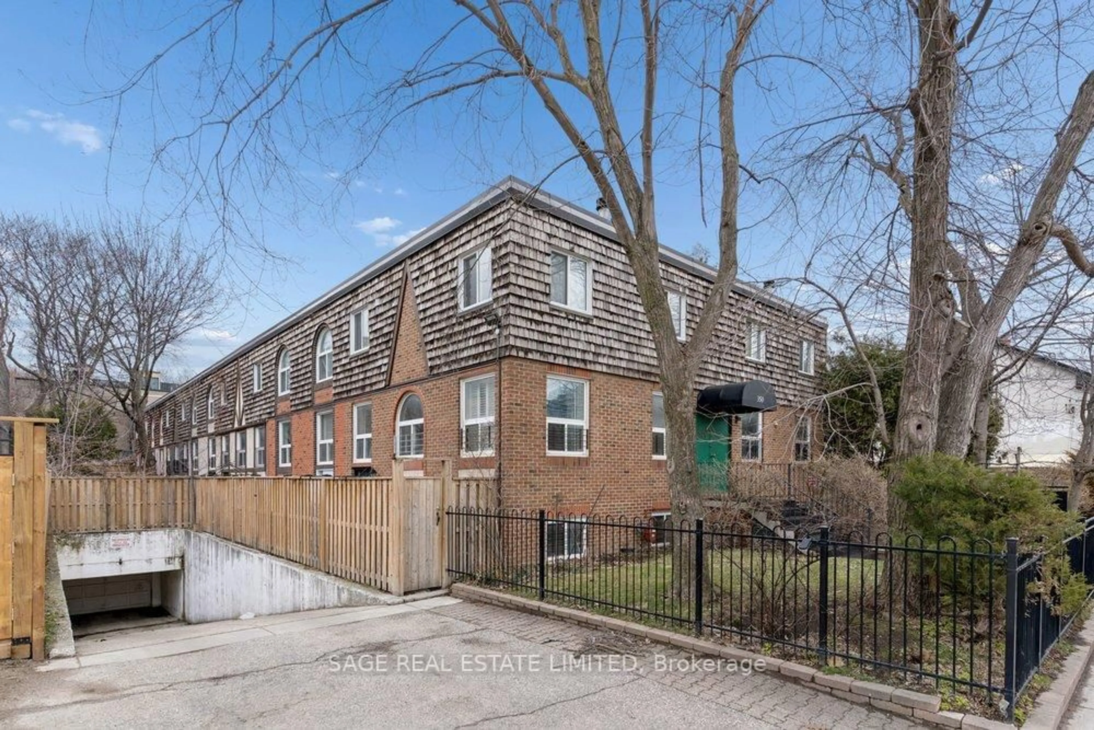 A pic from outside/outdoor area/front of a property/back of a property/a pic from drone, street for 350 Gerrard St #4, Toronto Ontario M5A 2G7