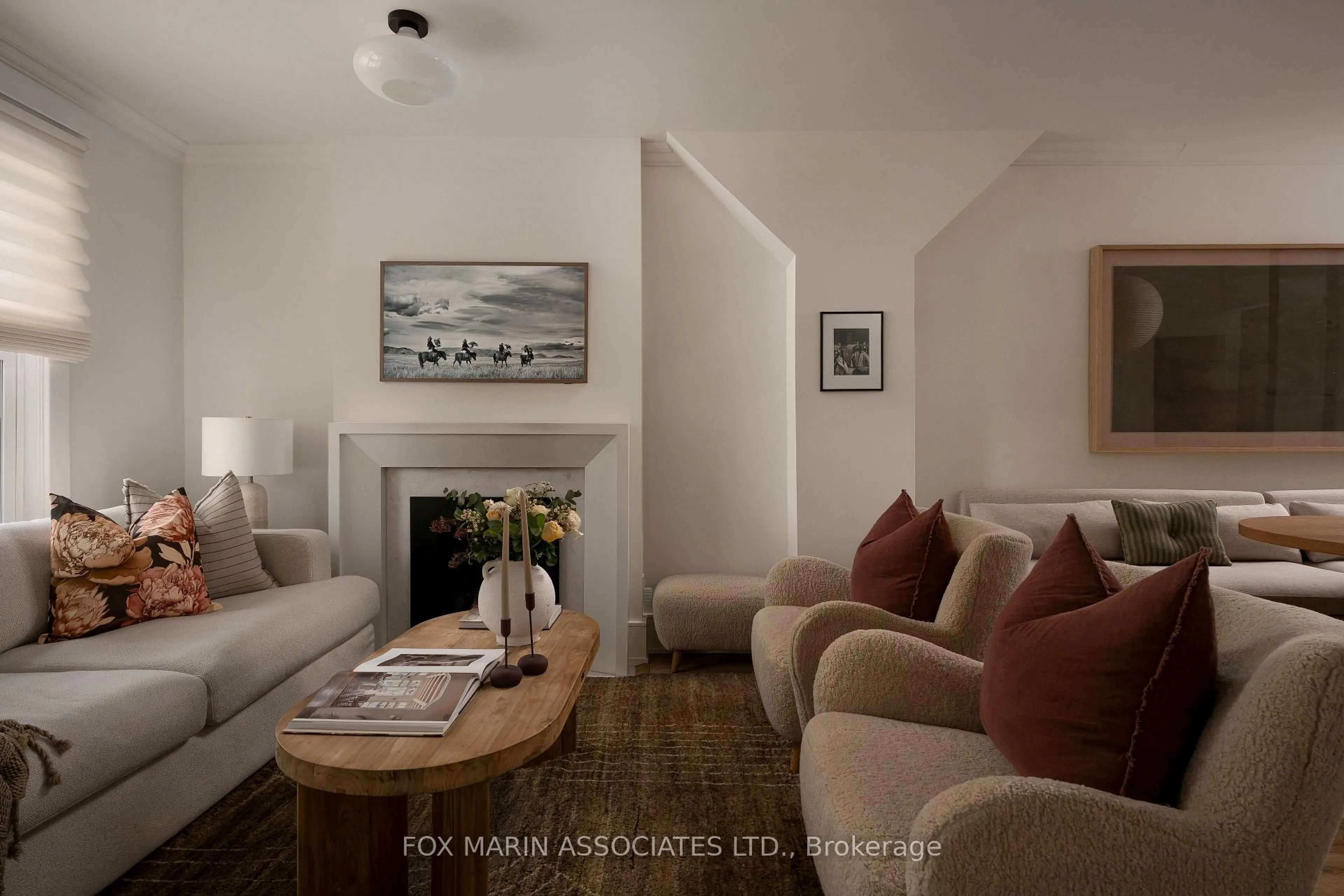 Living room with furniture, unknown for 266 Roselawn Ave, Toronto Ontario M4R 1E9