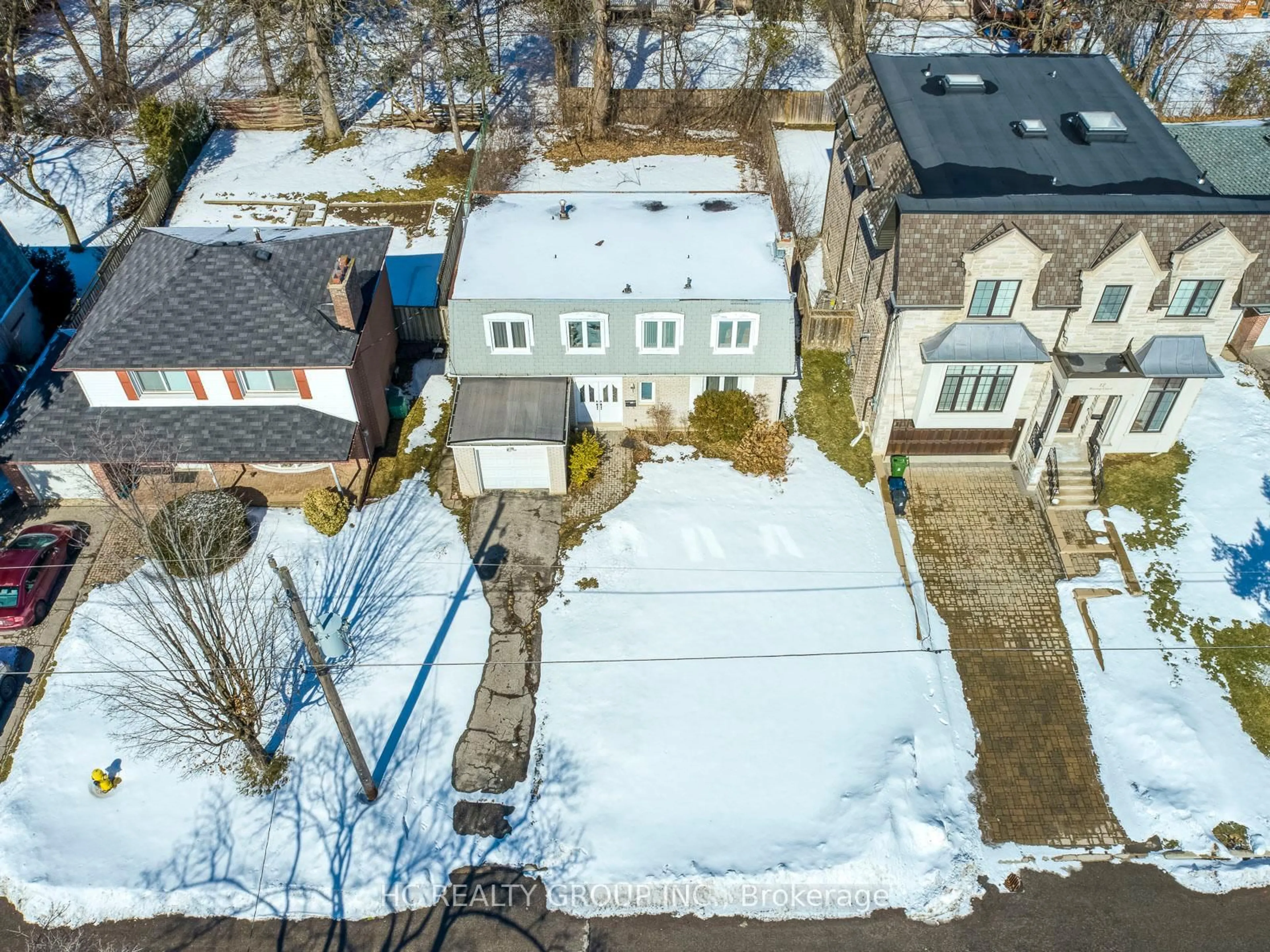 A pic from outside/outdoor area/front of a property/back of a property/a pic from drone, street for 10 Waring Crt, Toronto Ontario M2N 4G7