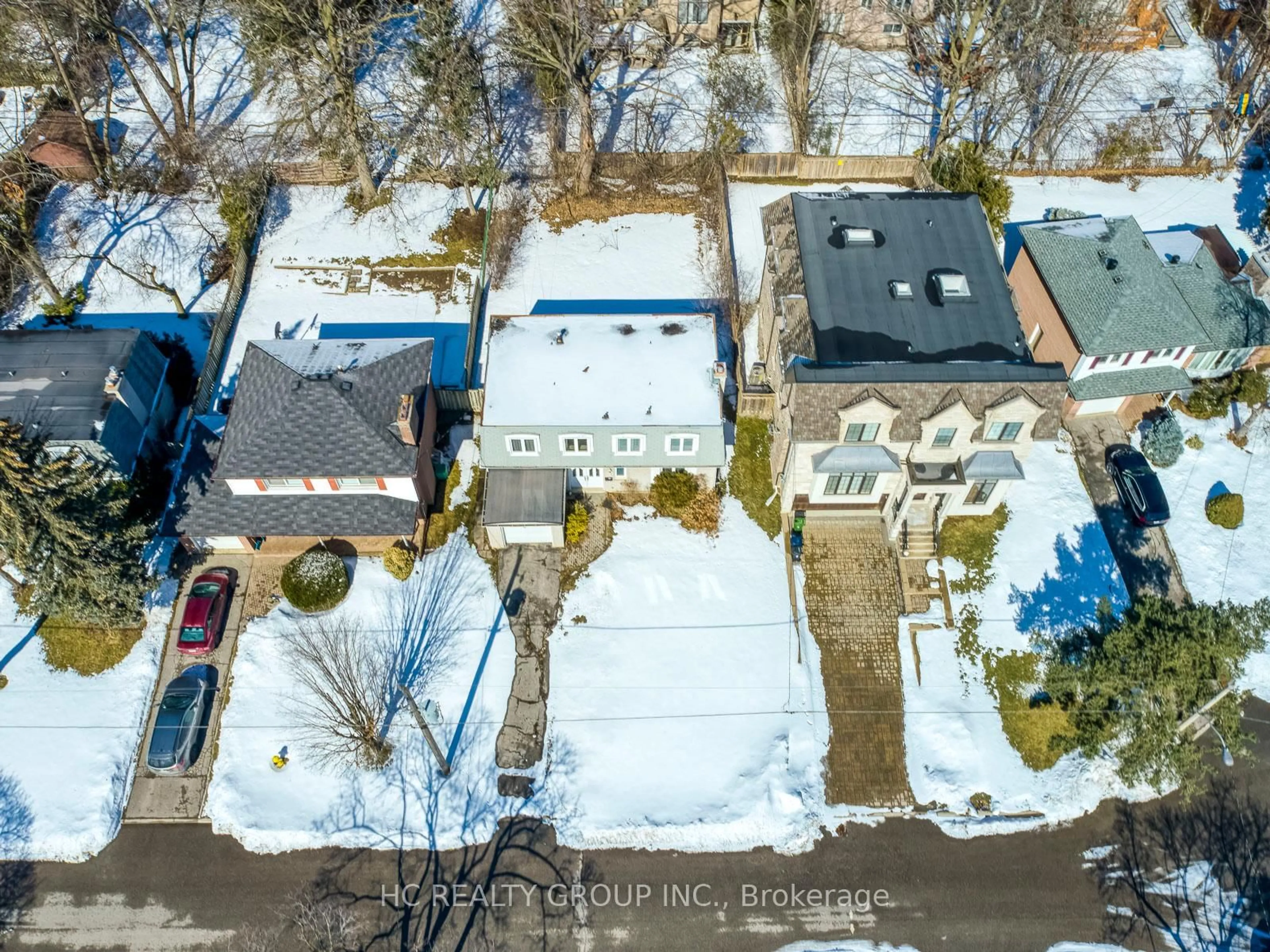A pic from outside/outdoor area/front of a property/back of a property/a pic from drone, street for 10 Waring Crt, Toronto Ontario M2N 4G7