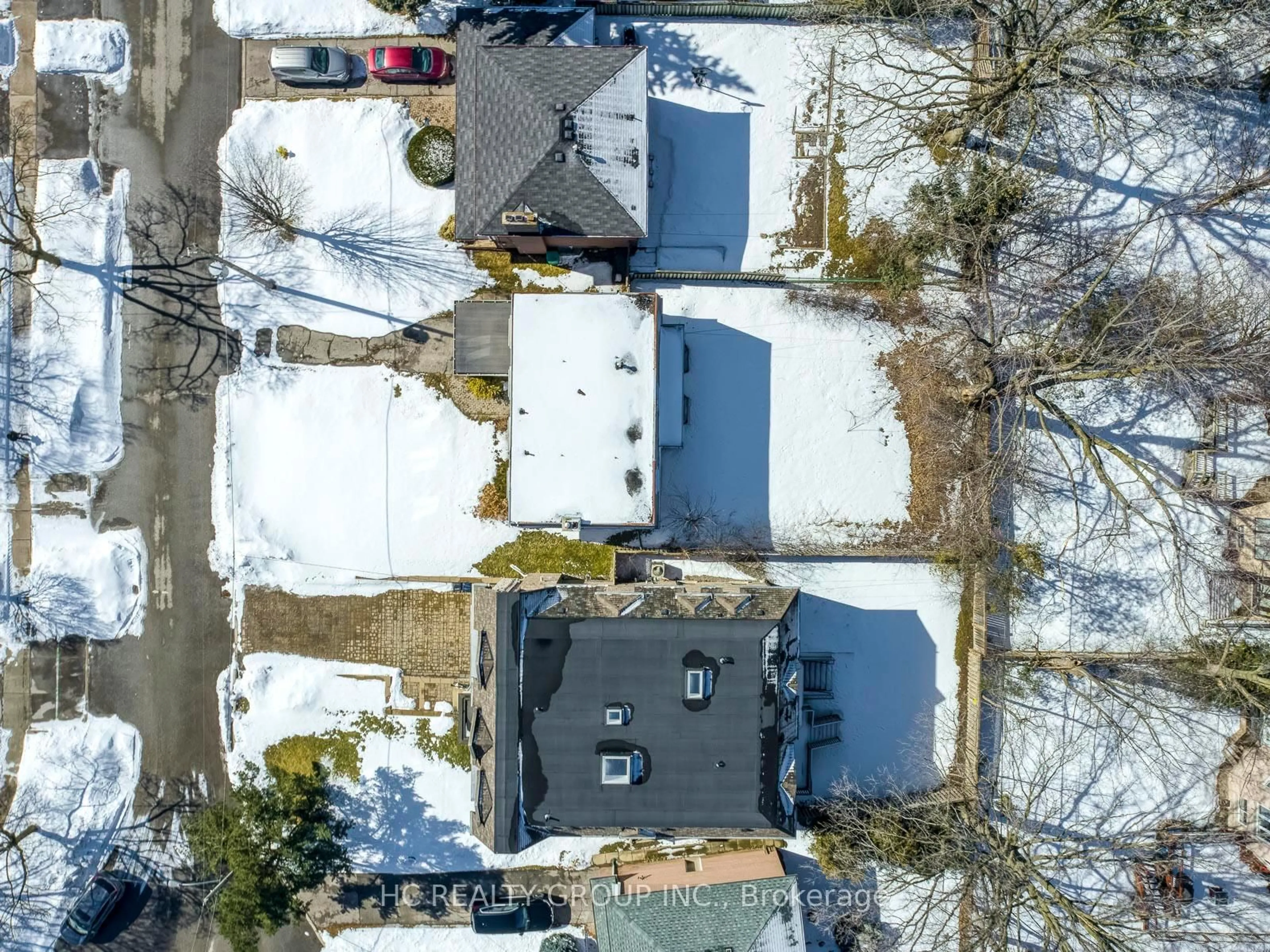 A pic from outside/outdoor area/front of a property/back of a property/a pic from drone, street for 10 Waring Crt, Toronto Ontario M2N 4G7