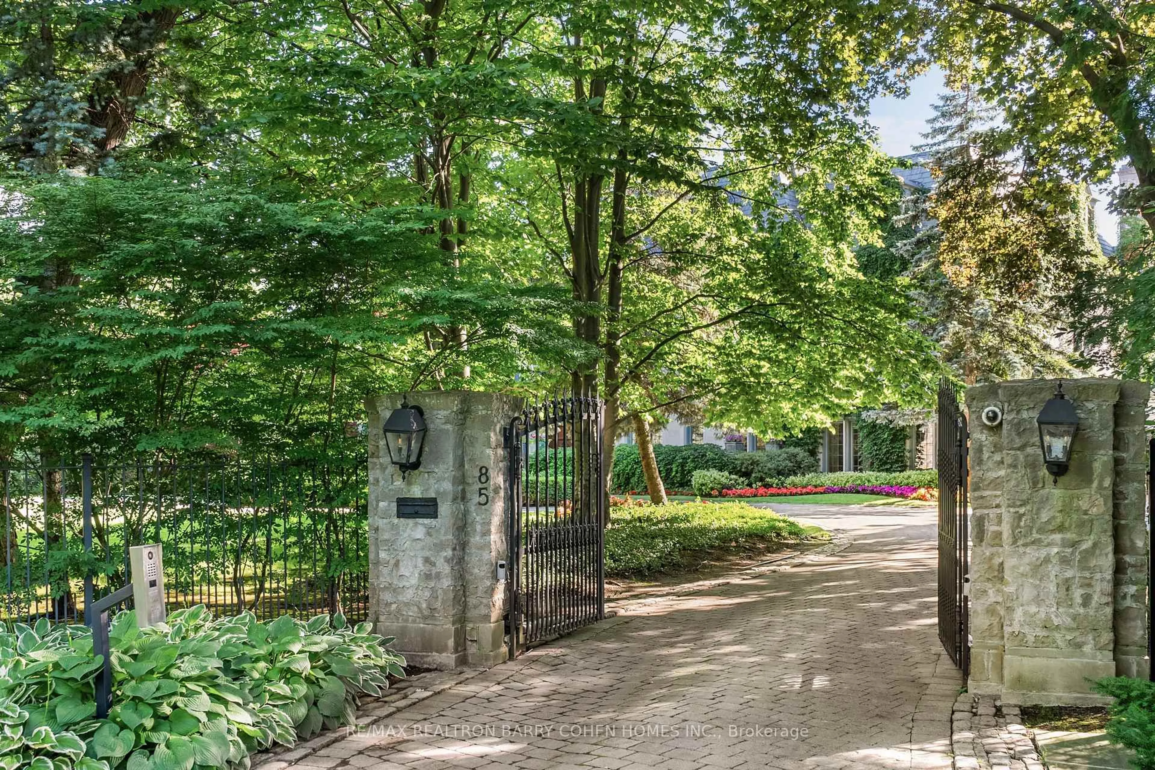 Patio, forest/trees view for 85 The Bridle Path, Toronto Ontario M3C 2P1