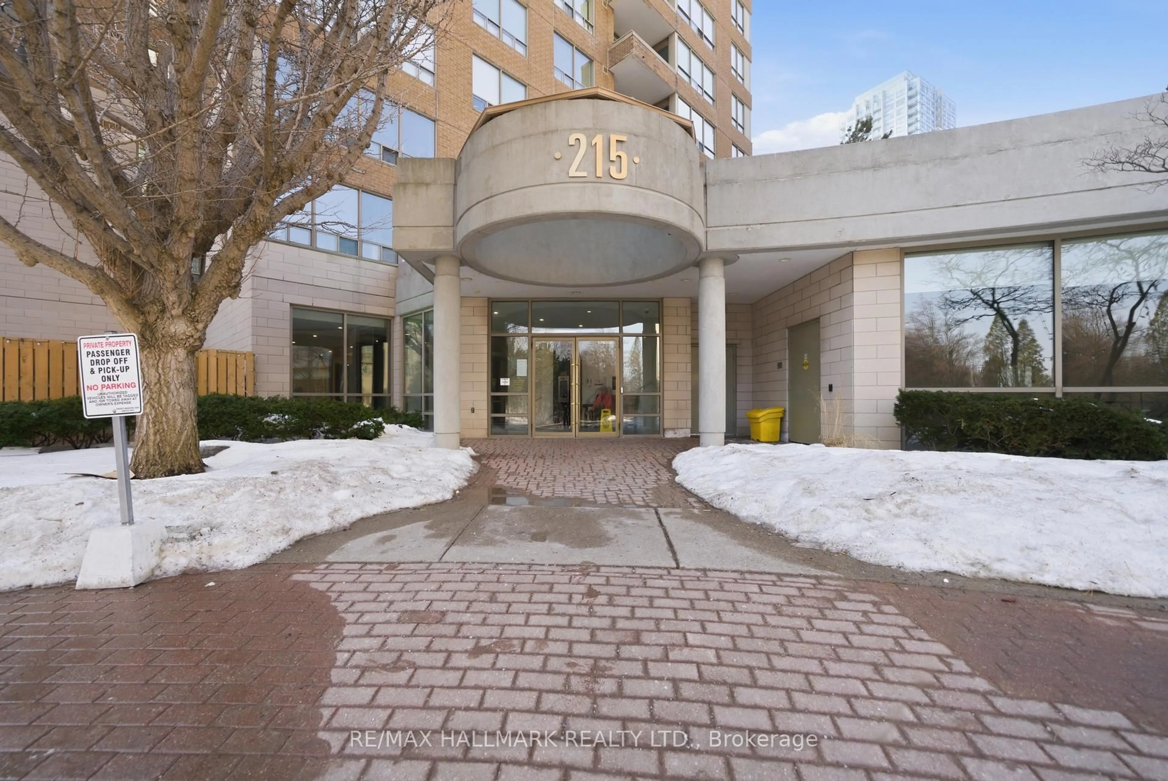 Indoor foyer for 215 Wynford Dr #2002, Toronto Ontario M3C 3P5