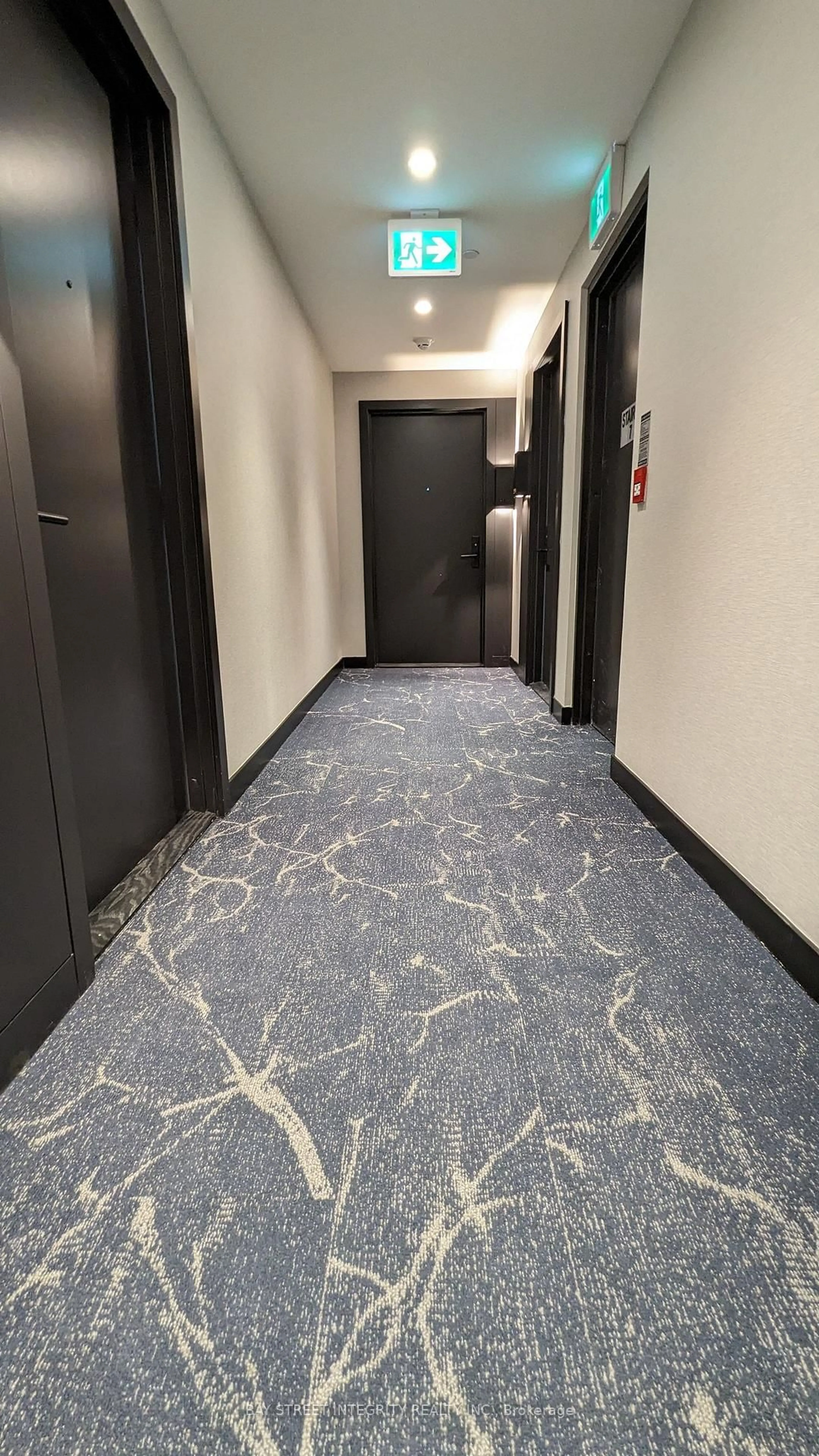 Indoor foyer for 500 DUPONT St #703, Toronto Ontario M6G 1Y7