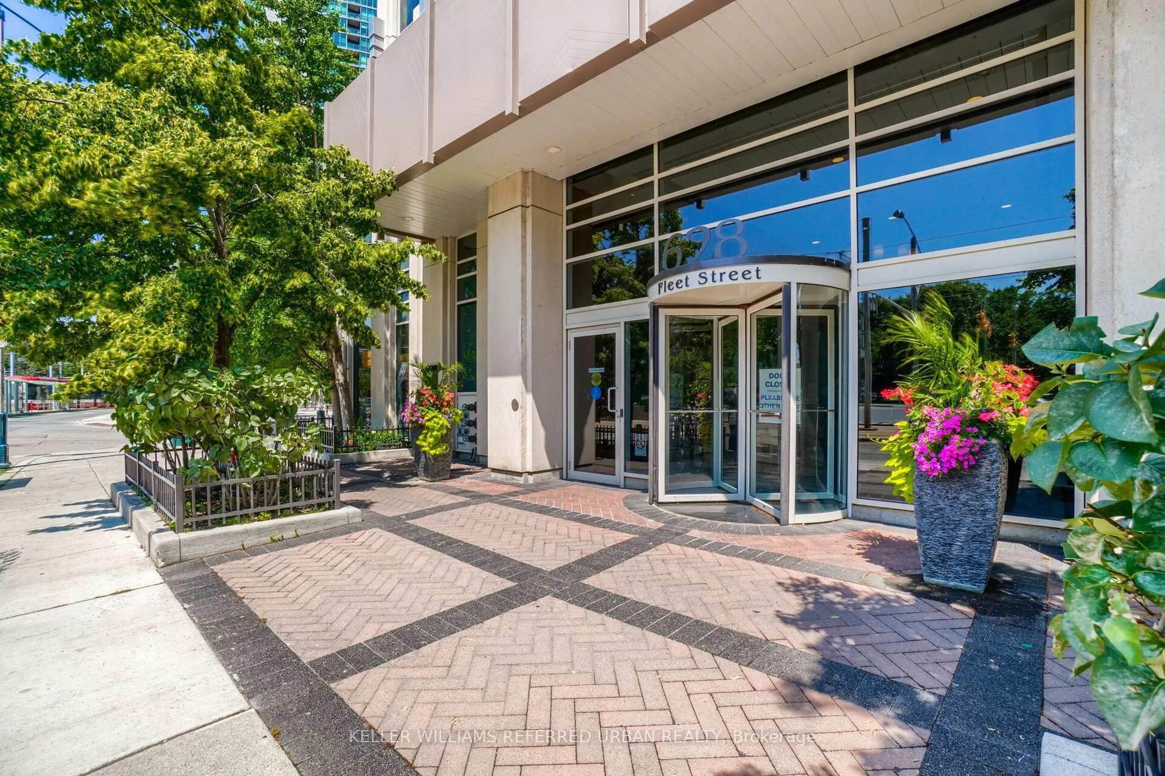 Indoor foyer for 628 Fleet St #522, Toronto Ontario M5V 1A8