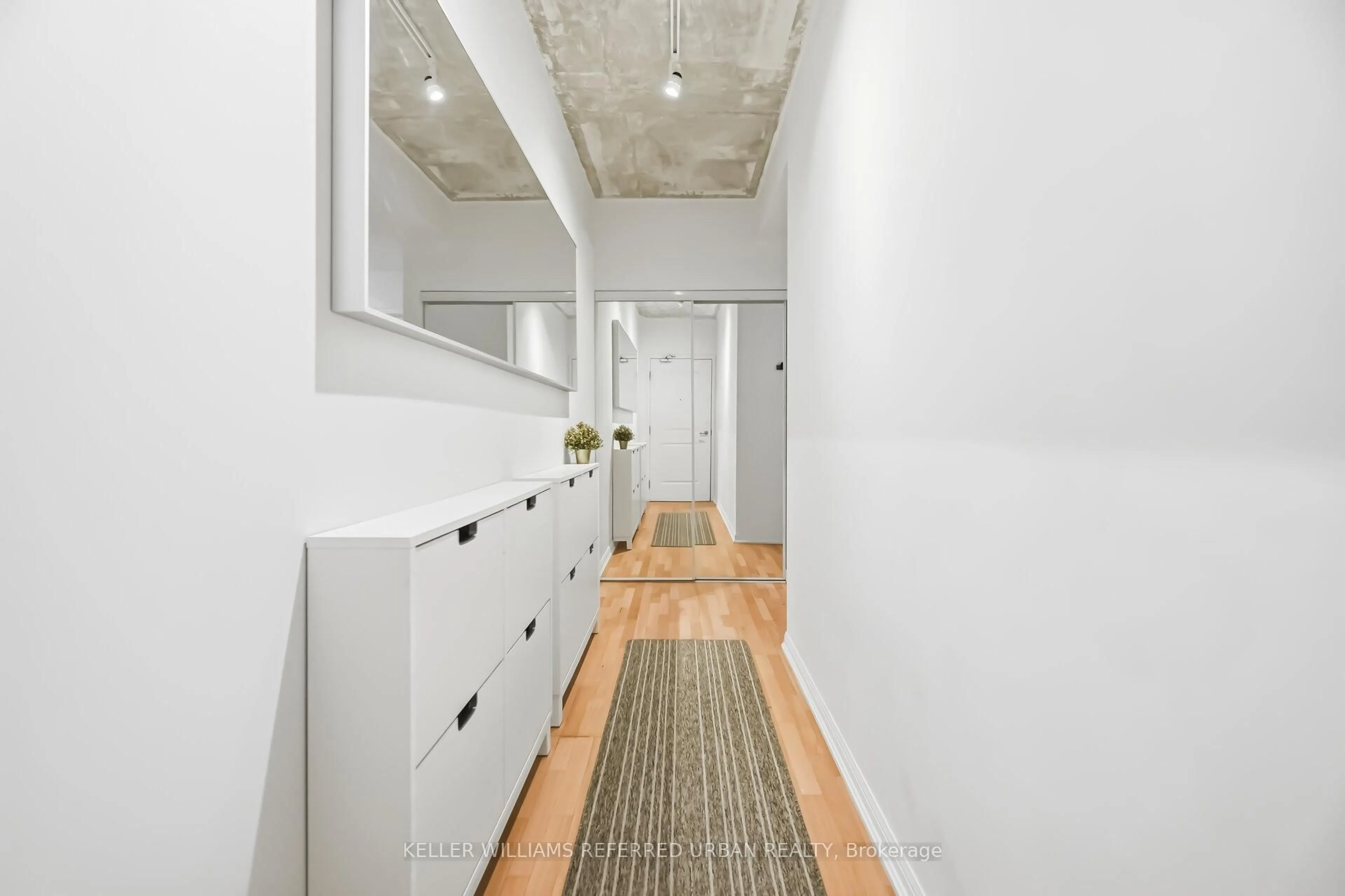 Indoor entryway for 628 Fleet St #522, Toronto Ontario M5V 1A8