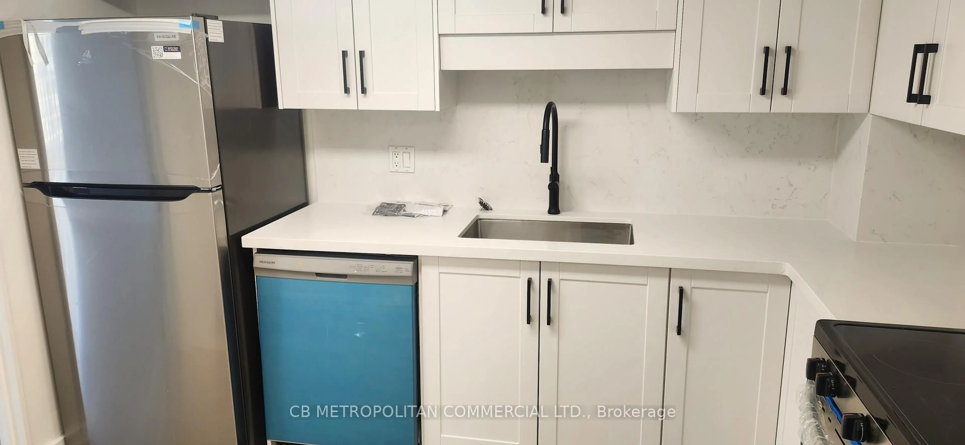 Standard kitchen, ceramic/tile floor for 65 Harbour Sq #3305, Toronto Ontario M5J 2L4