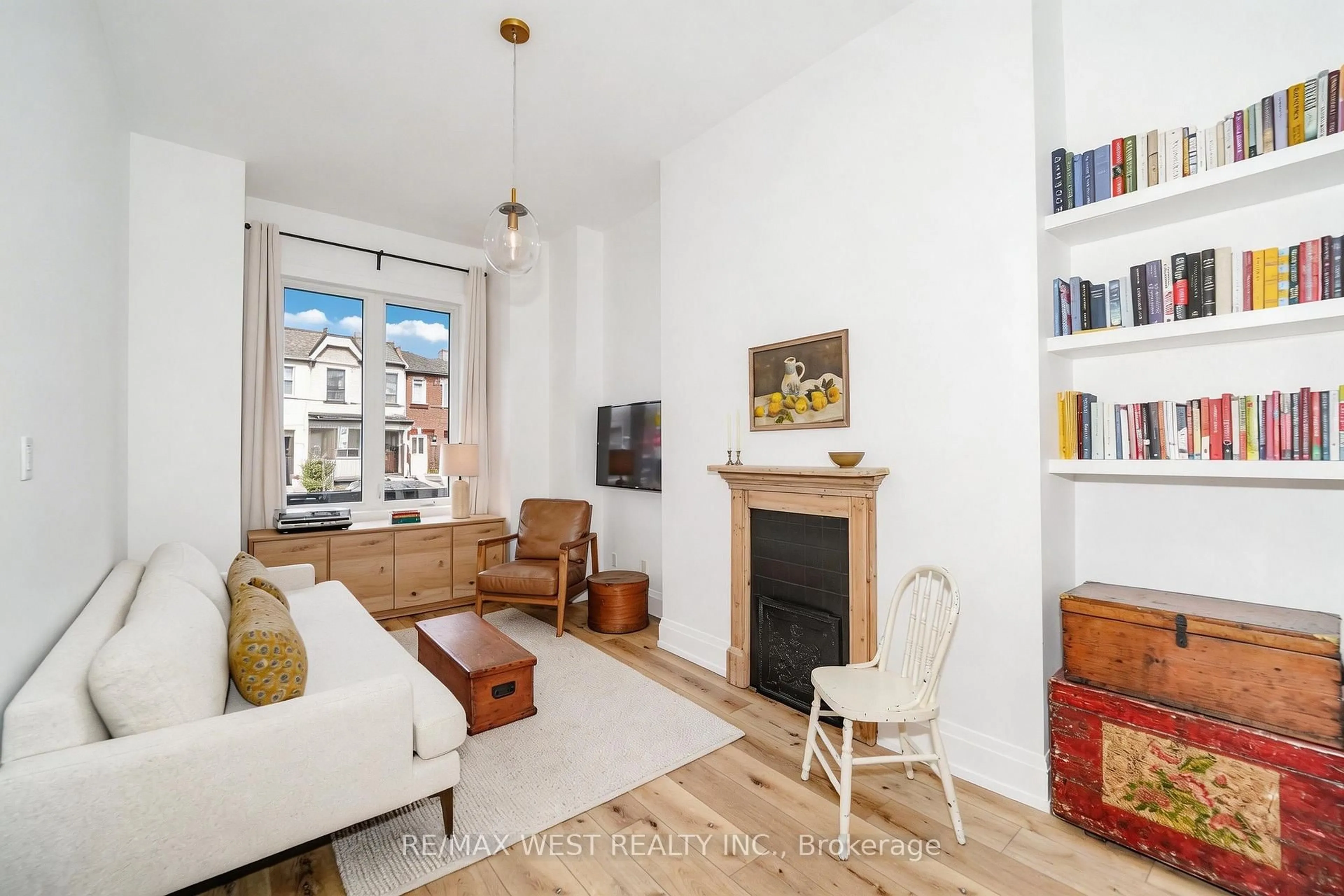 Living room with furniture, unknown for 200 Euclid Ave, Toronto Ontario M6J 2J9