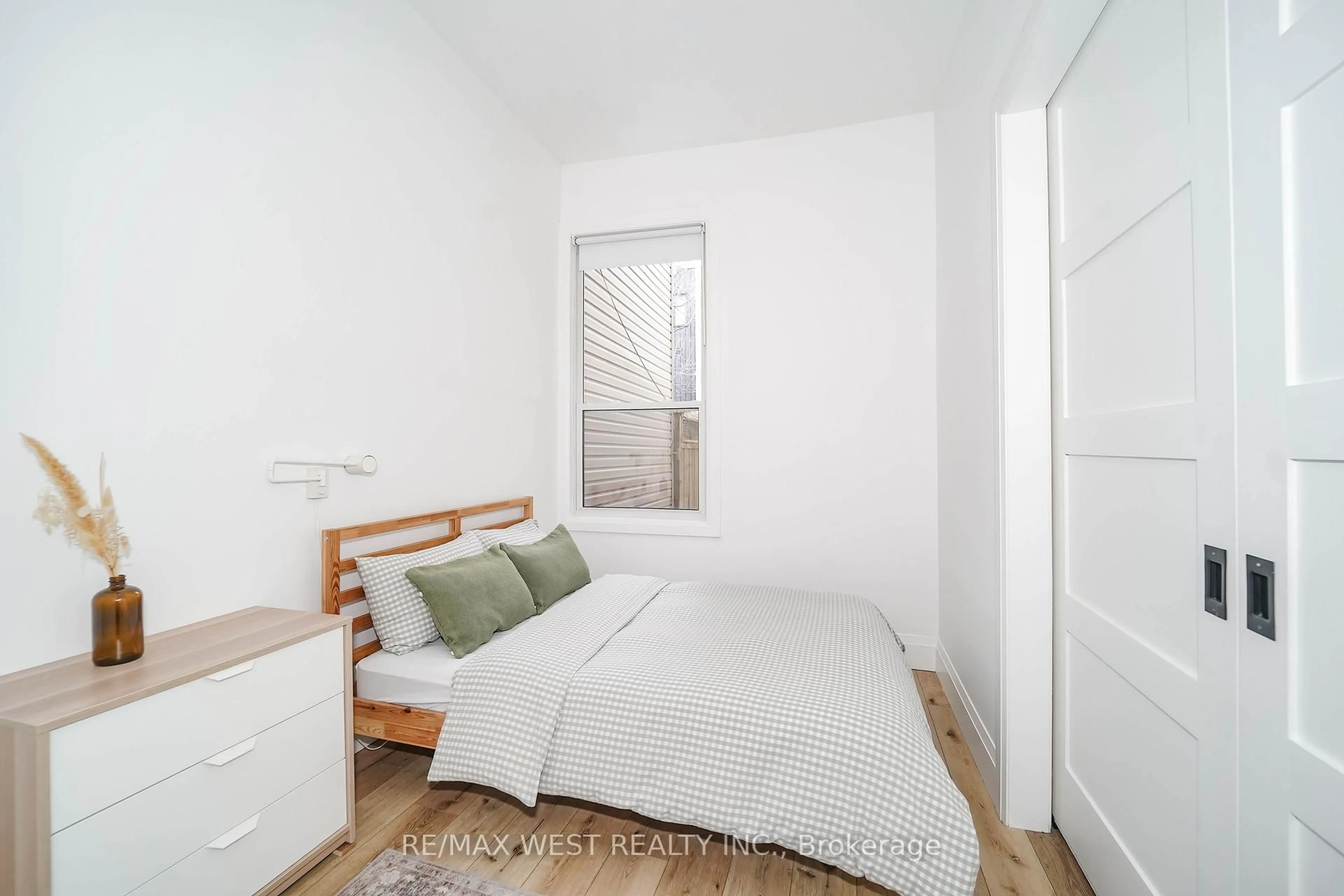 Bedroom with bed, unknown for 200 Euclid Ave, Toronto Ontario M6J 2J9