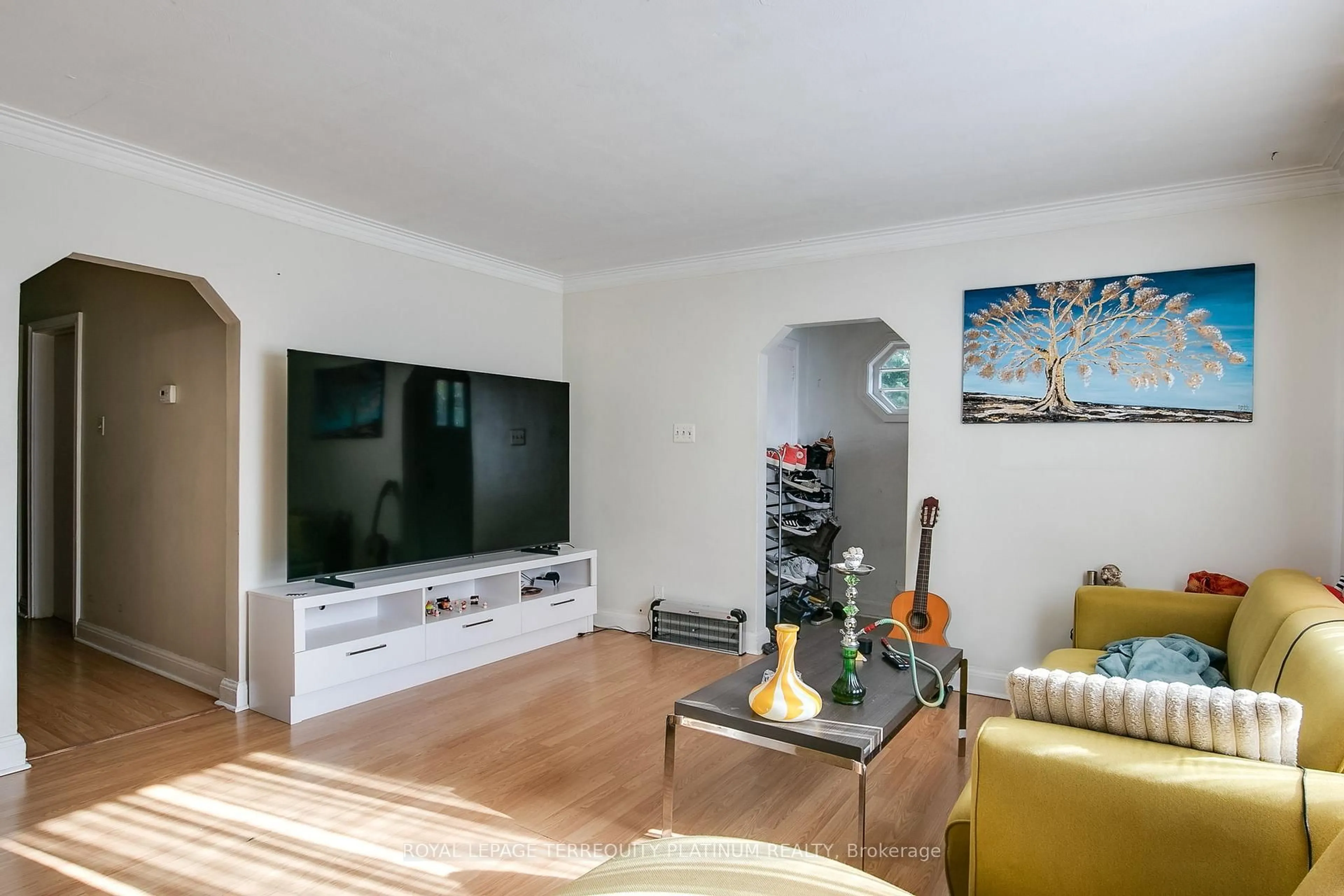 Living room with furniture, wood/laminate floor for 336 Hillcrest Ave, Toronto Ontario M2N 3P6