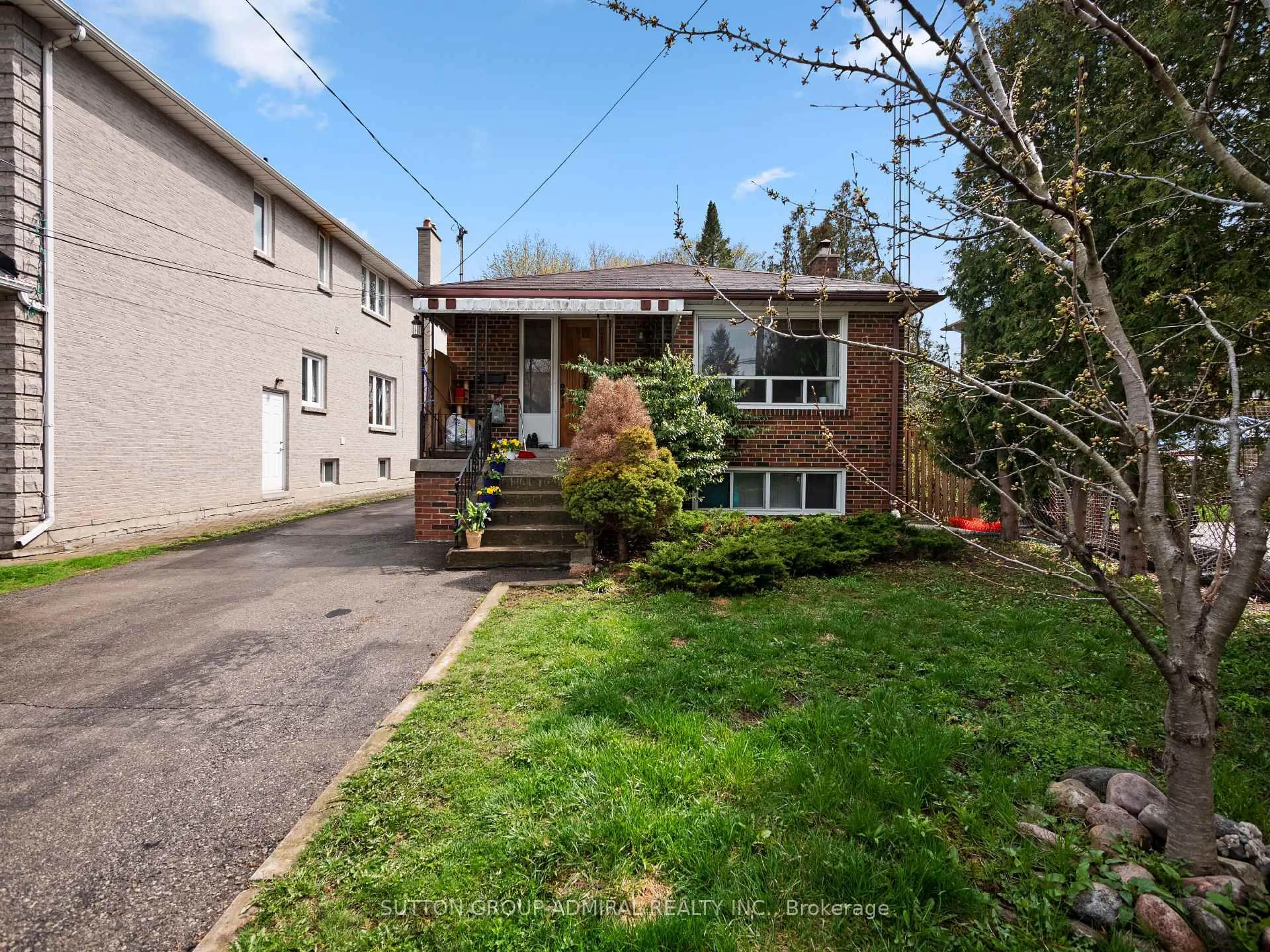 A pic from outside/outdoor area/front of a property/back of a property/a pic from drone, street for 45 Northwood Dr, Toronto Ontario M2M 2J9