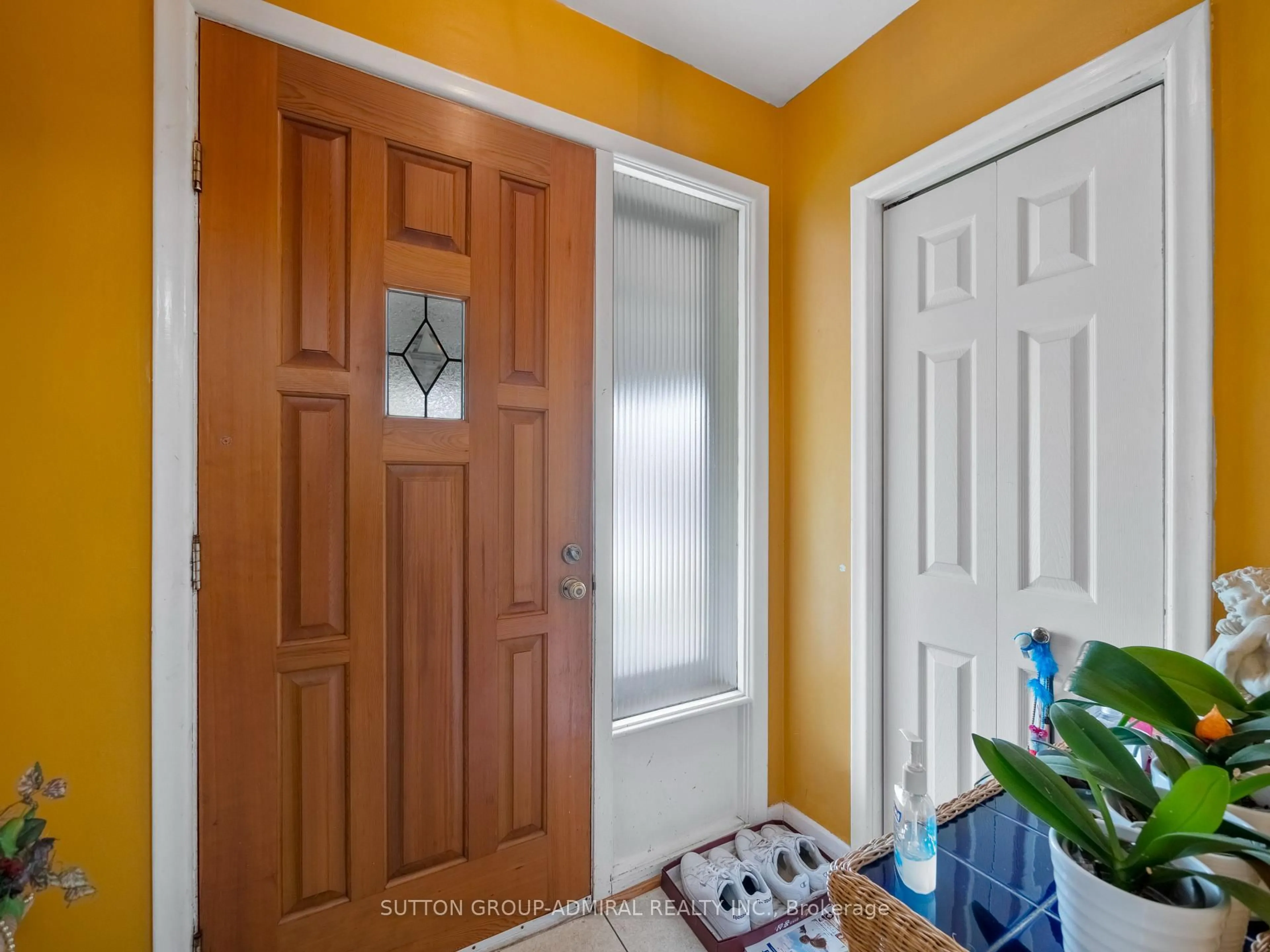 Indoor entryway for 45 Northwood Dr, Toronto Ontario M2M 2J9