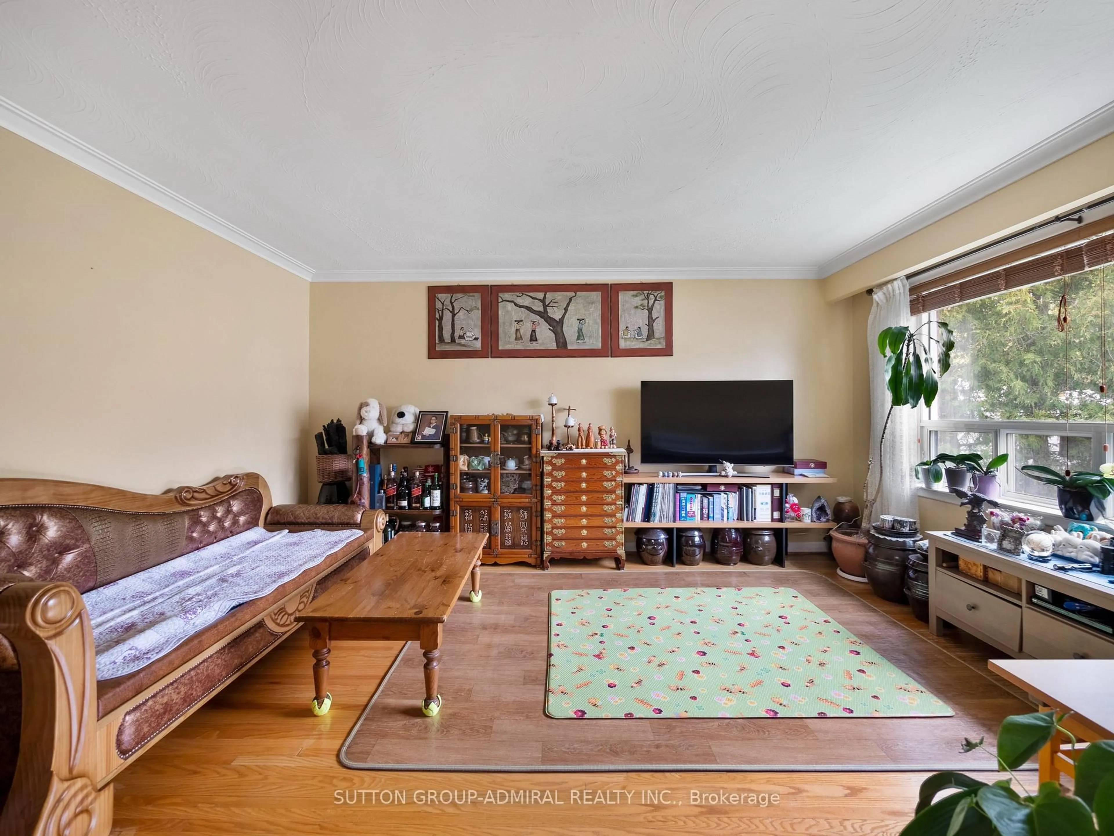 Living room with furniture, unknown for 45 Northwood Dr, Toronto Ontario M2M 2J9