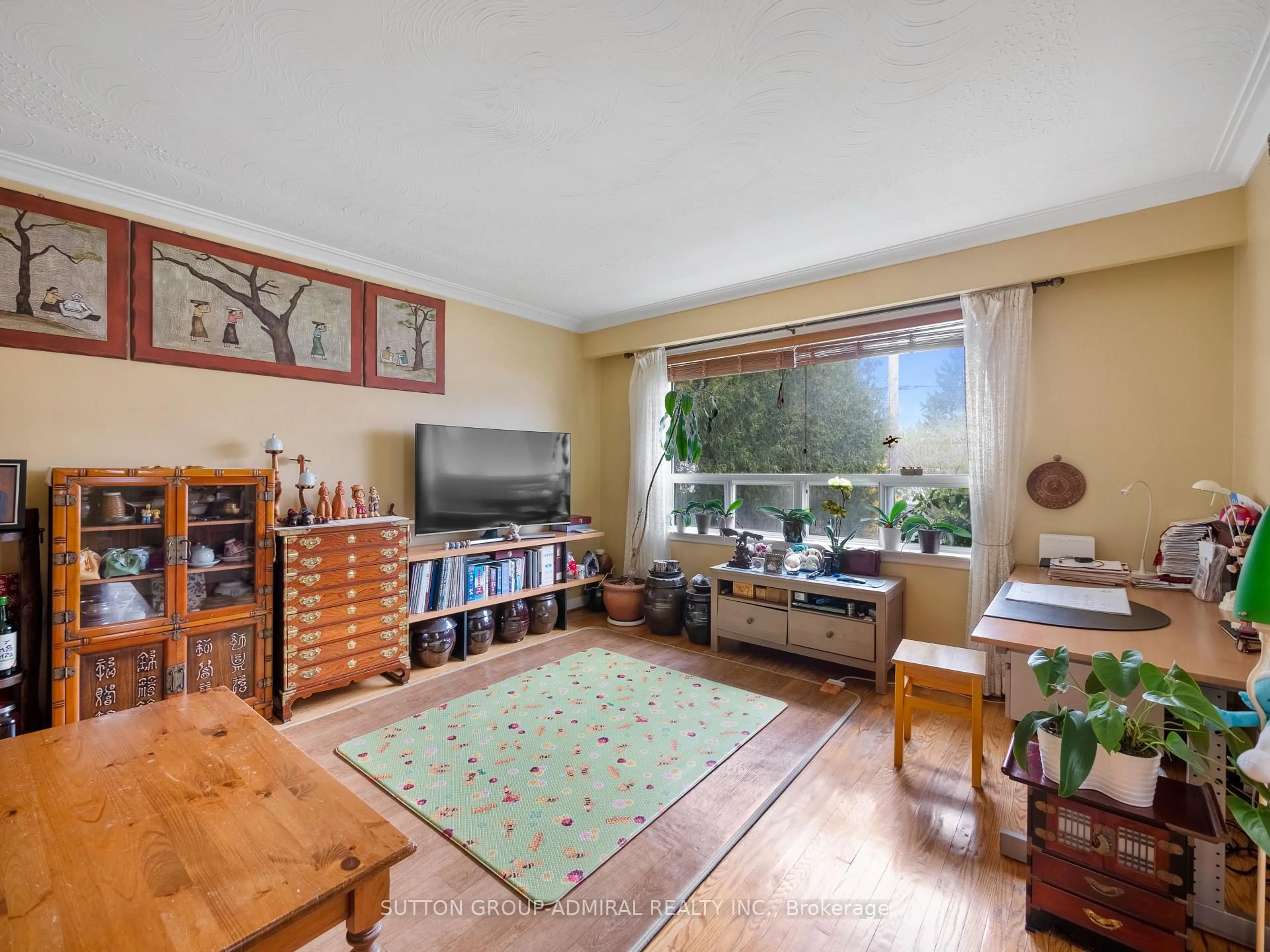 Living room with furniture, unknown for 45 Northwood Dr, Toronto Ontario M2M 2J9