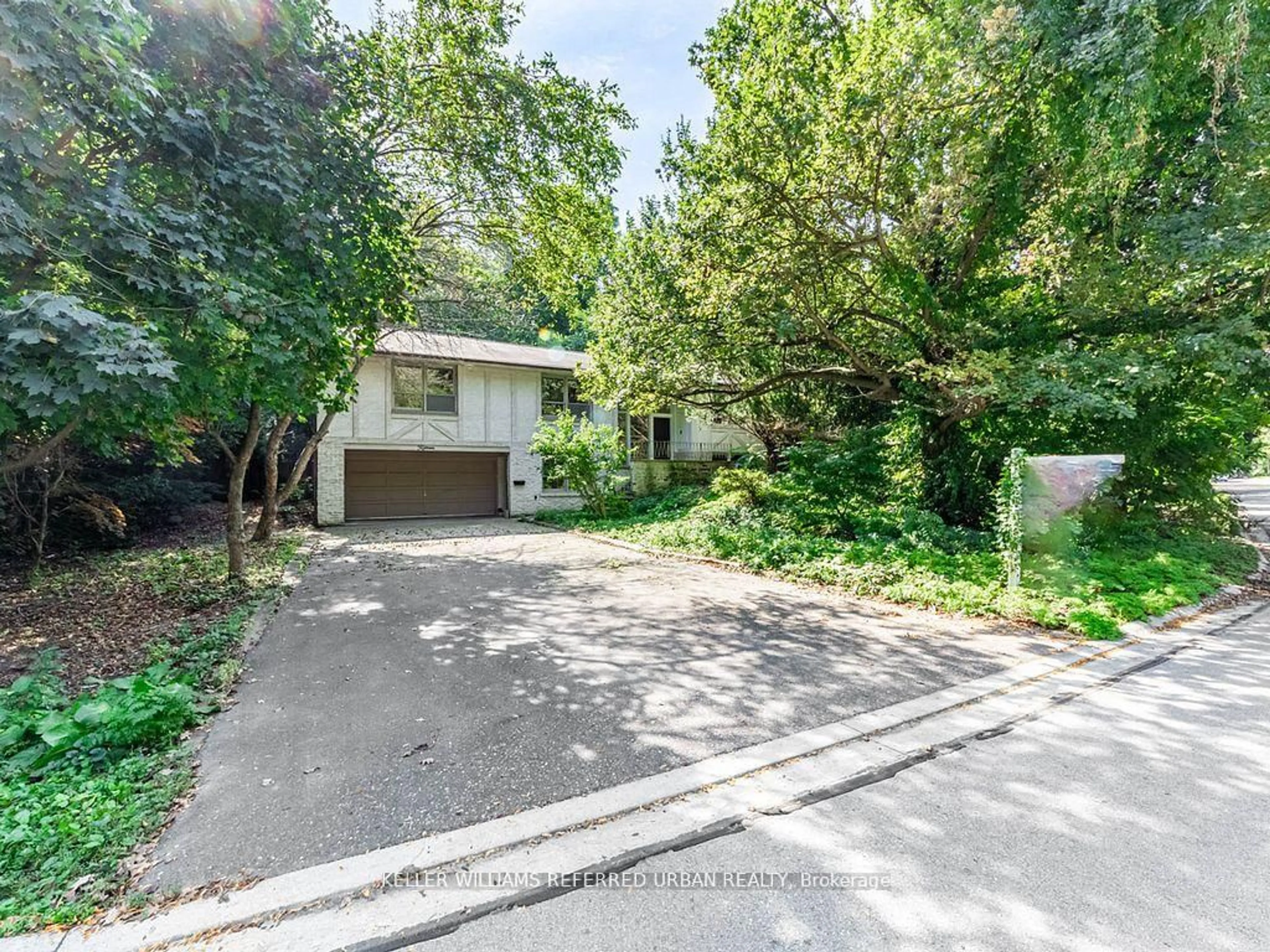A pic from outside/outdoor area/front of a property/back of a property/a pic from drone, street for 15 York Valley Cres, Toronto Ontario M2P 1A8
