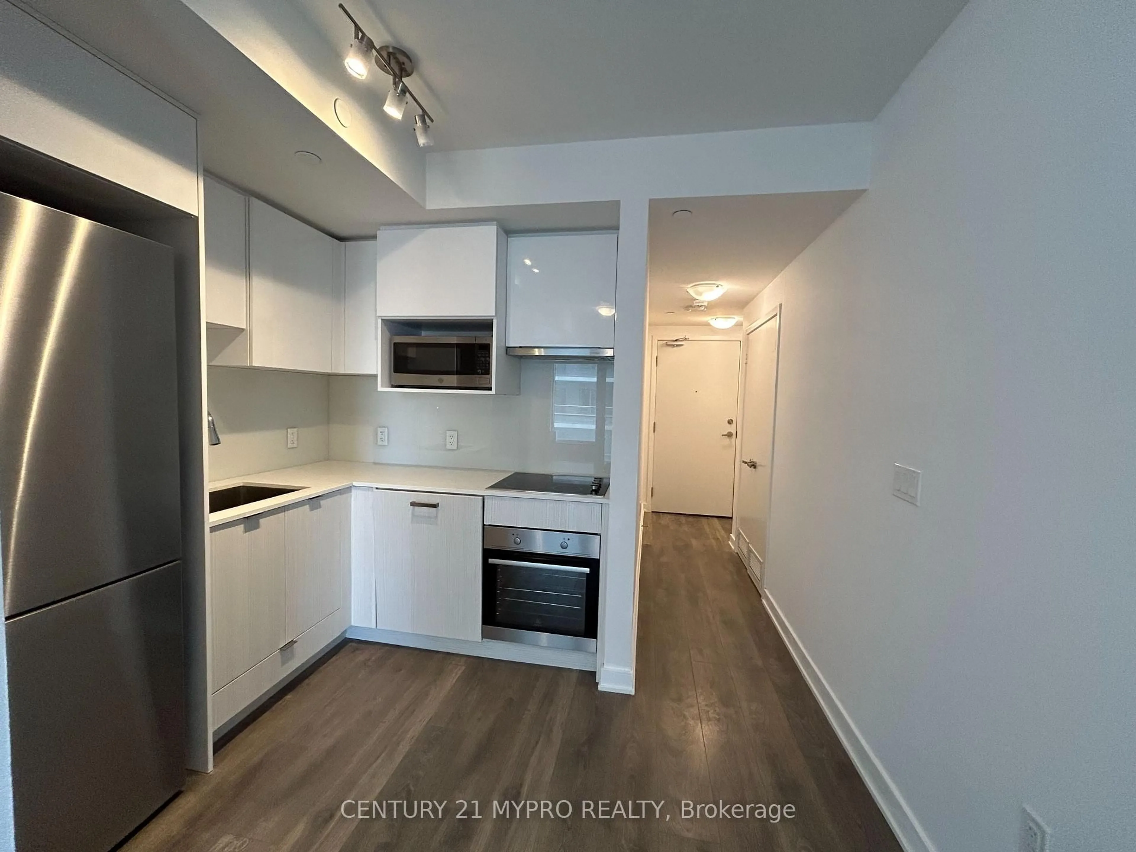 Standard kitchen, unknown for 195 Redpath Ave #2714, Toronto Ontario M4P 0E4